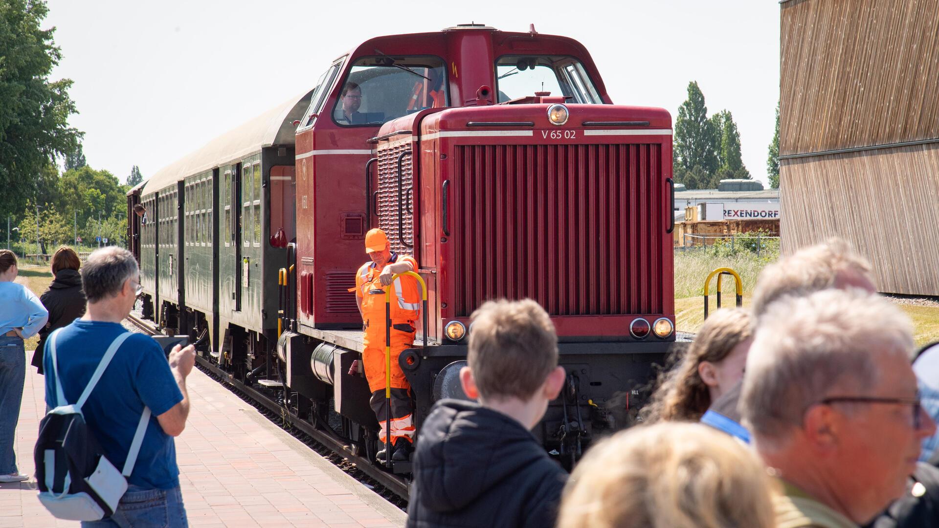 Museumsbahn fährt vor Publikum im Fischereihafen ein.