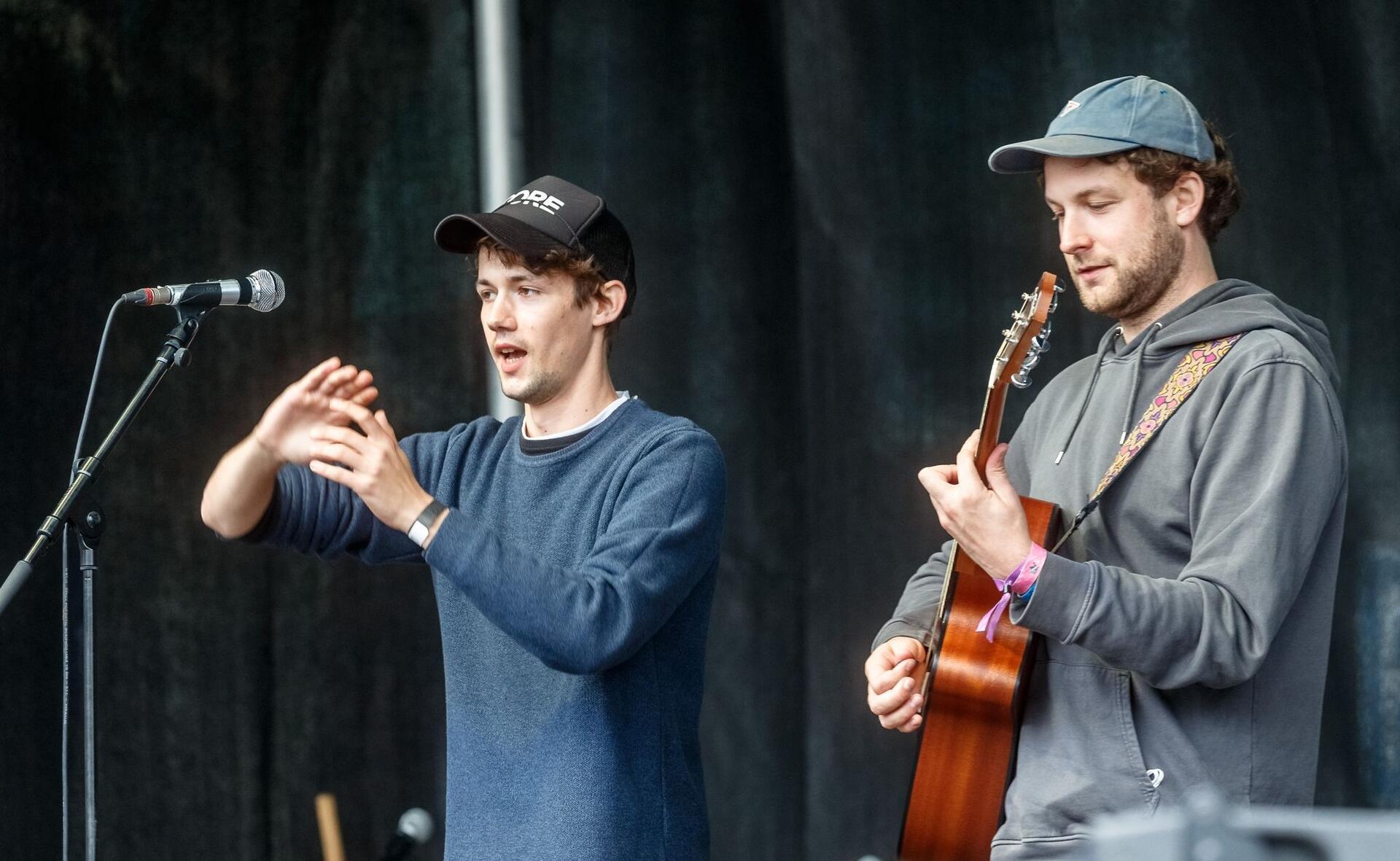 Die Musiker Henning May (l) und Christpher Annnen von AnnenMayKantereit sind die...