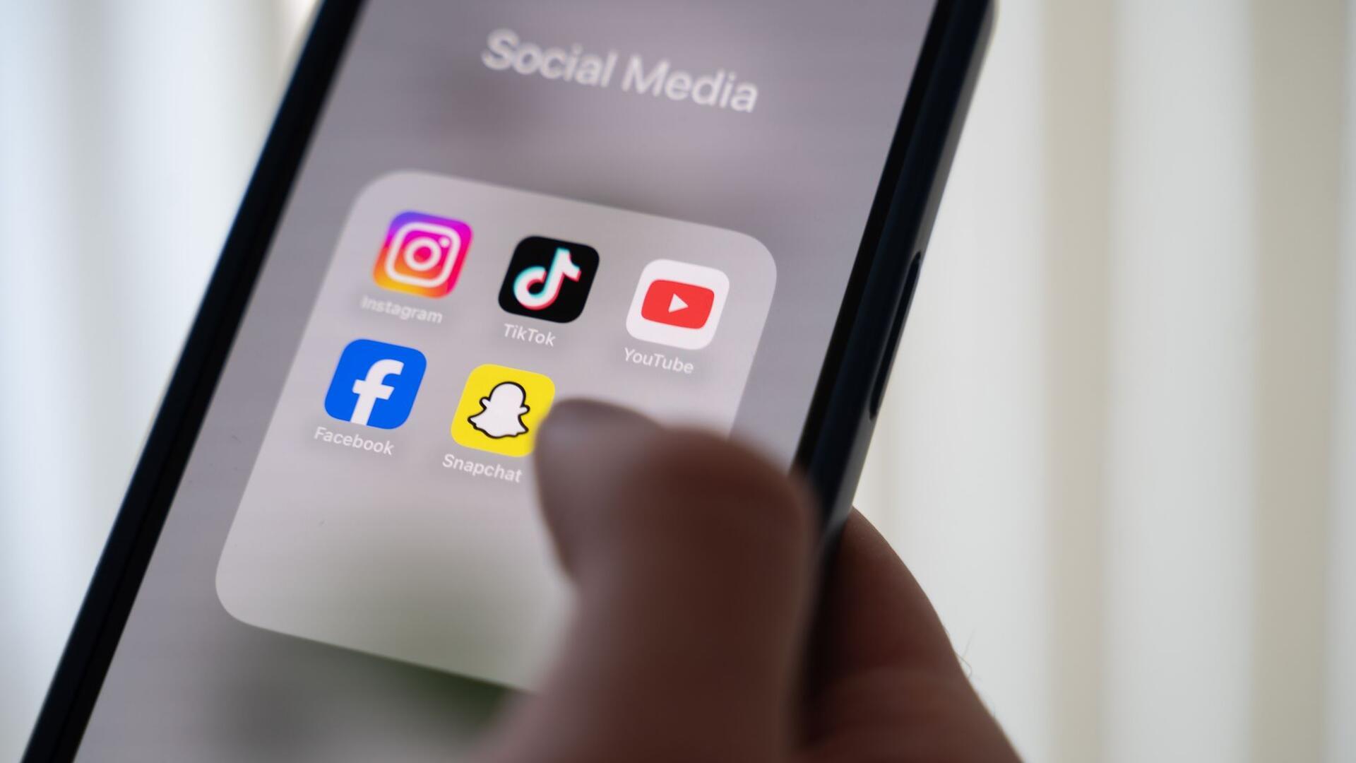 Ein Handy mit den Logos für einzelne Apps. 