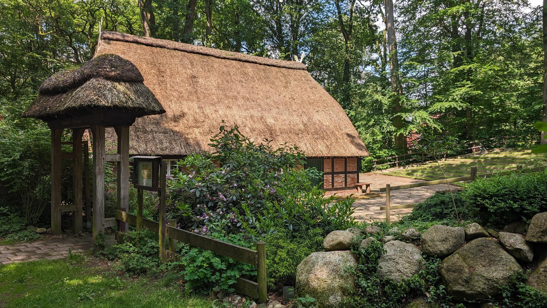 Reetdachhaus im Grünen. Die Niederdeutsche Bühne lädt am 20. Juli zum Tag der offenen Tür auf die Waldbühne im Königshof ein. Bereits am Vormittag rollt der farbenfrohe Jeepney-Kindergottesdienst der FeG Sittensen auf die Bühne.