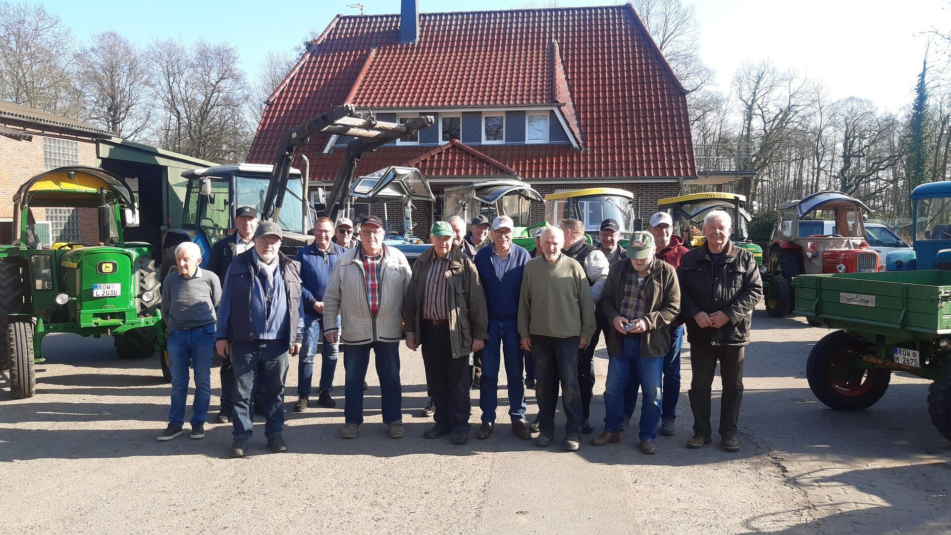 Die Oldtimer-Senioren auf dem Hof von Landwirt Johann Bösch in Malstedt