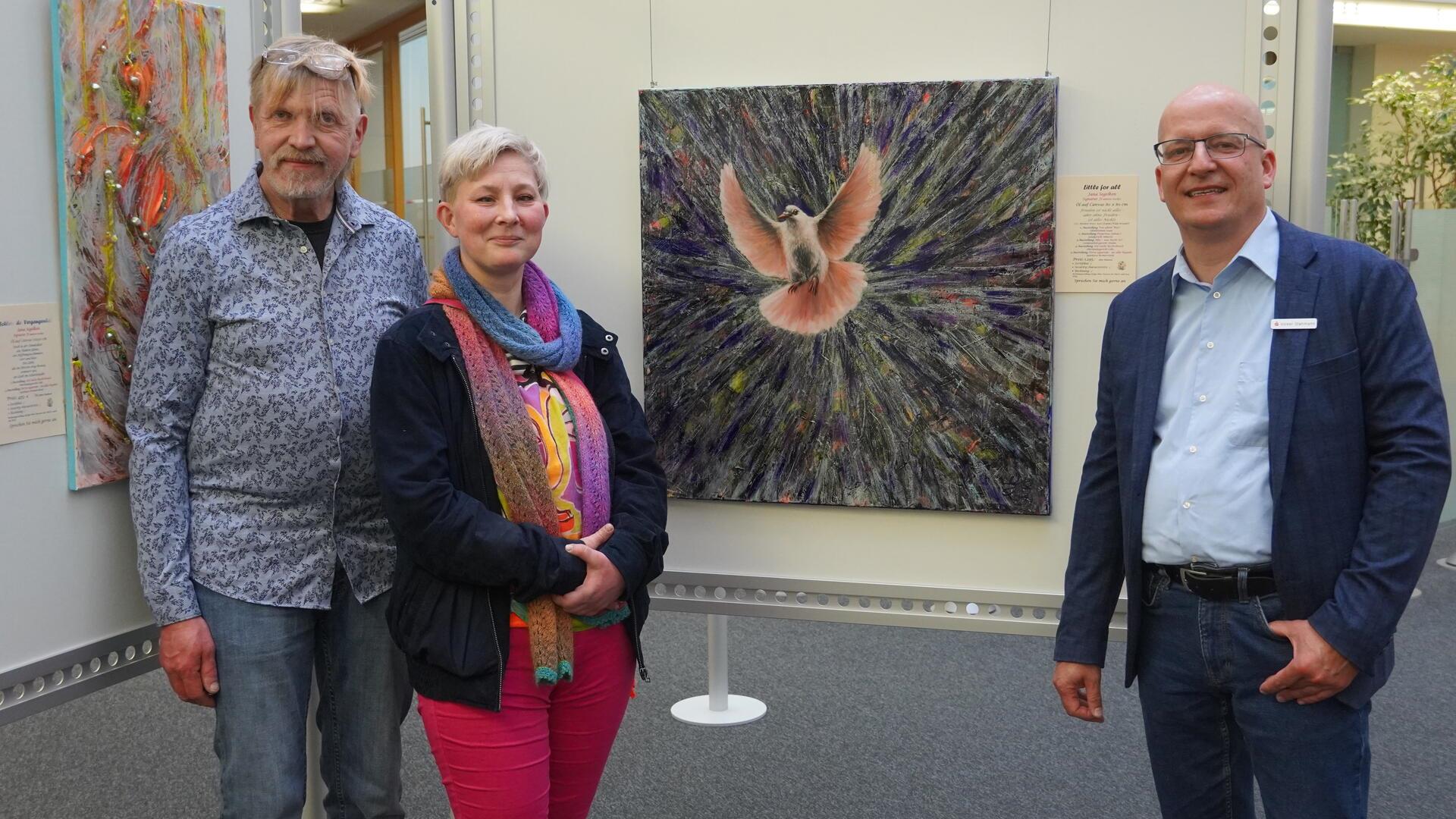 Die Ostendorfer Künstlerin Jana Segelken stellt im Foyer der Sparkassen-Geschäftsstelle Bremervörde noch bis zum 23. Mai eine Auswahl ihrer jüngeren Werke aus. Unser Foto zeigt die gebürtige Rostockerin mit ihrem Ehemann Torsten (links) und Sparkassen-Geschäftsstellenleiter Volker Stahmann. 
