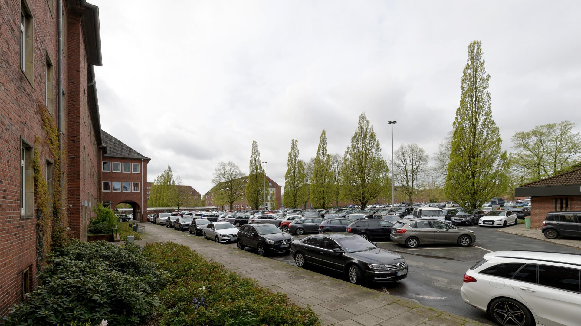 Die Parkplätze an den Stadthäusern sollen neu gestaltet werden. Foto: Masorat