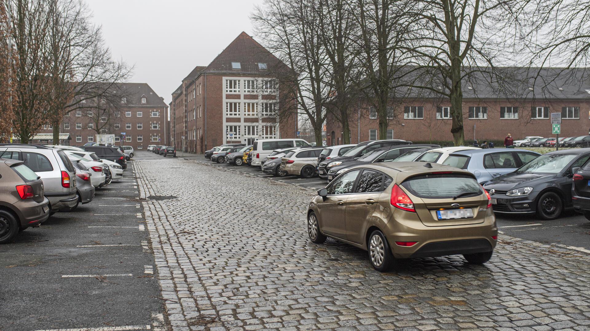 Die Parkplätze bei den Stadthäusern werden verringert und kostenpflichtig gemacht.