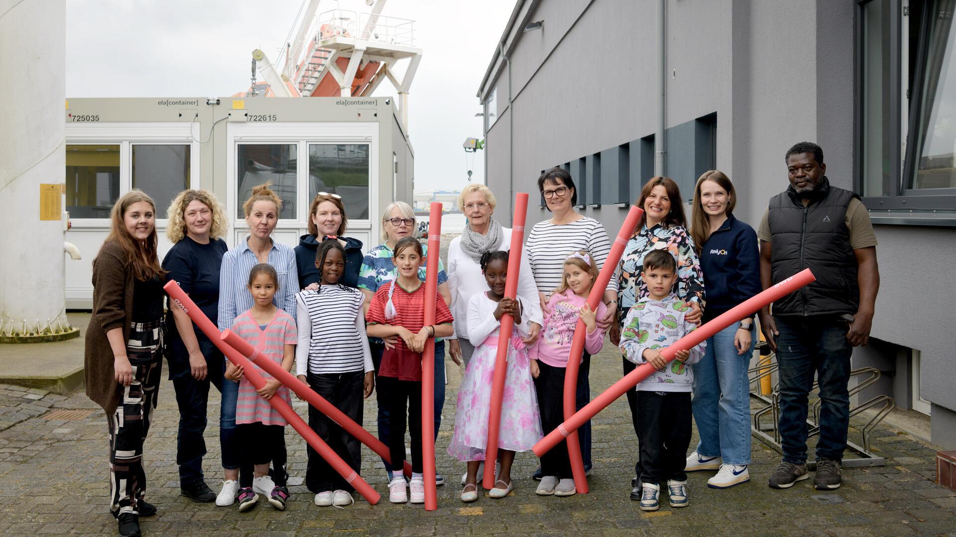 Die Paten und jungen Teilnehmer des Schwimmkurses dankten den Schwimm-Trainerinnen Maria Balk (links) und Nadine Malcherczyk (2. von rechts). Für „mitKids“ sind unter anderem Sinem Öksüzoğulları und Ilka Salomon-Torchalla (3.und 4. von rechts) dabei. 