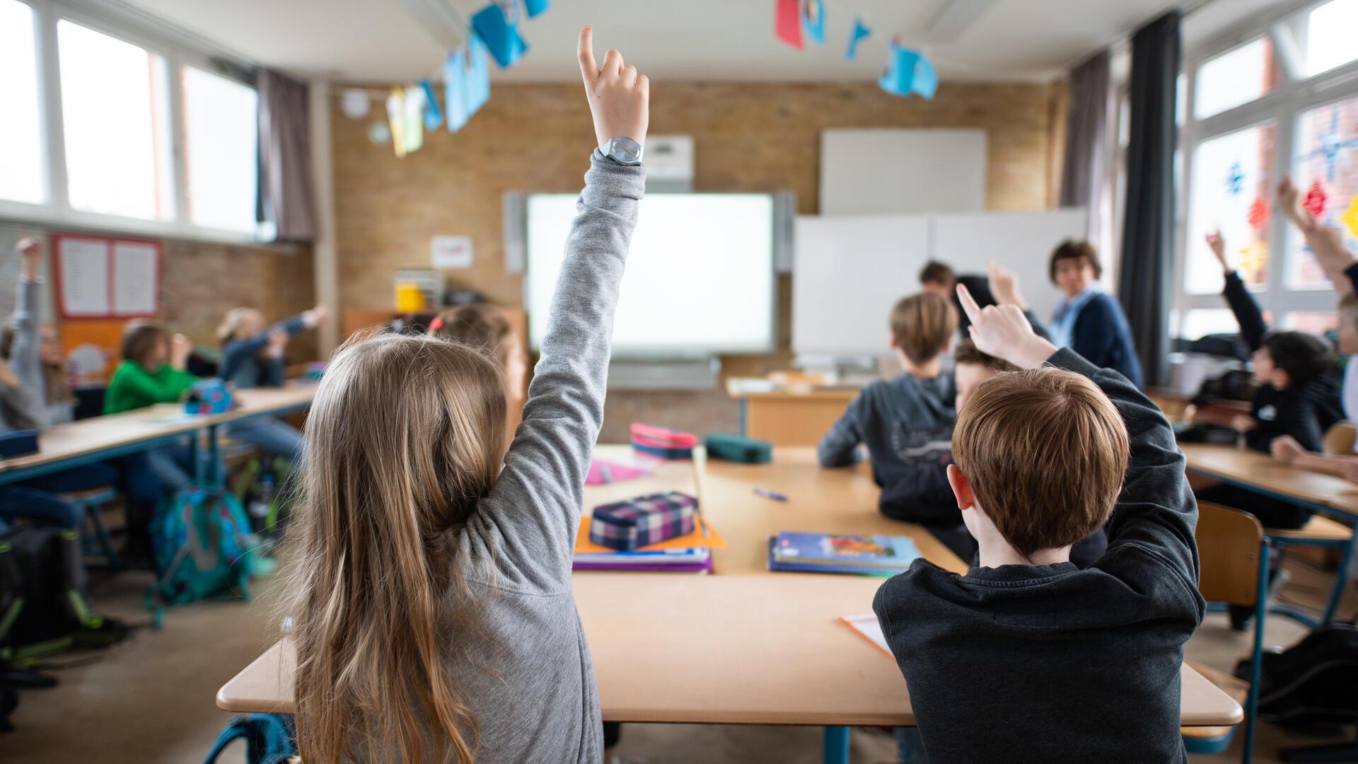 Schüler einer fünften Klasse melden sich im Unterricht. Die Personallage an den Schulen in Bremerhaven bleibt angespannt. 