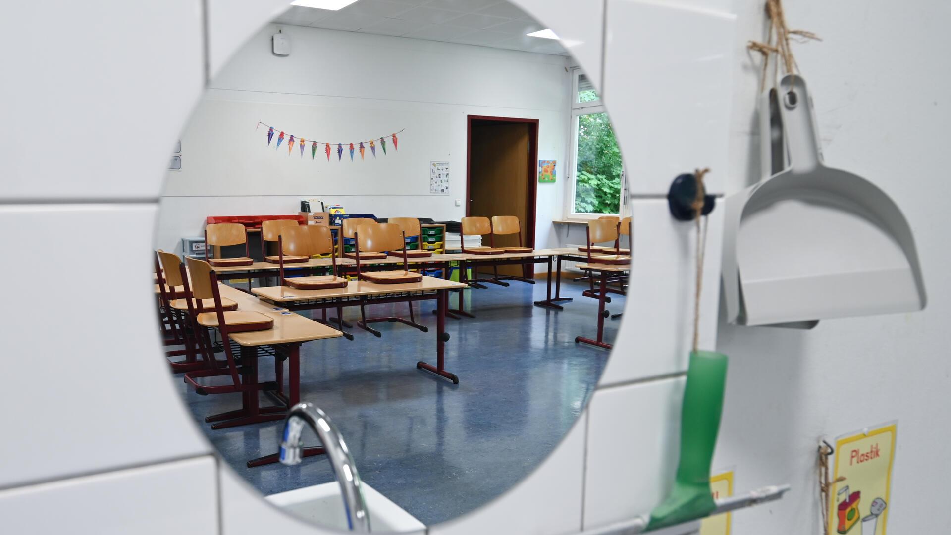 Die Personalversammlung mit 500 Lehrkräften in Bremerhaven hatte kritisiert, dass bei Seife und Handtuchpapier in den Schulen gespart wird.