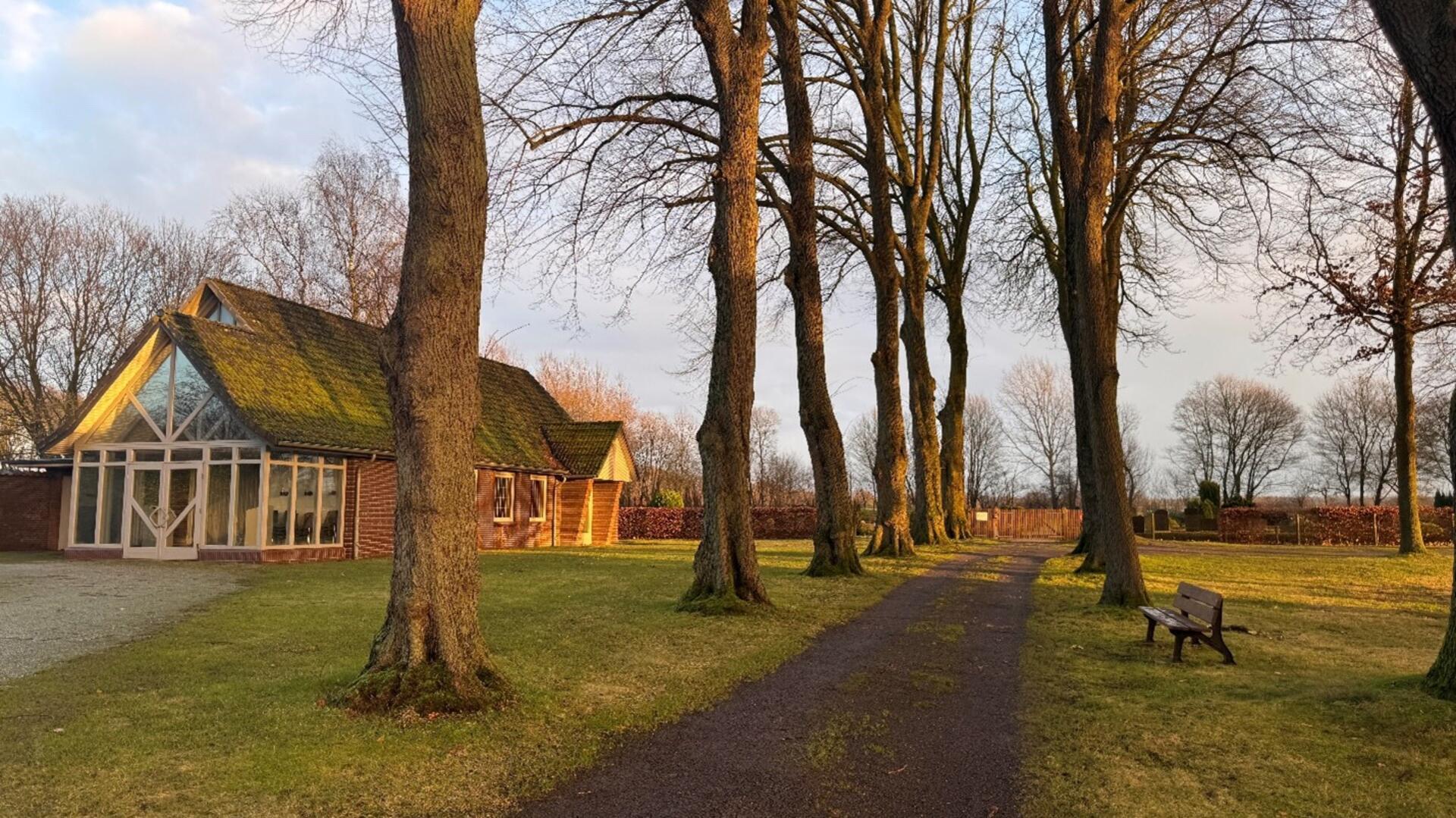 Der Platz vor der Kapelle am Breddorfer Friedhof