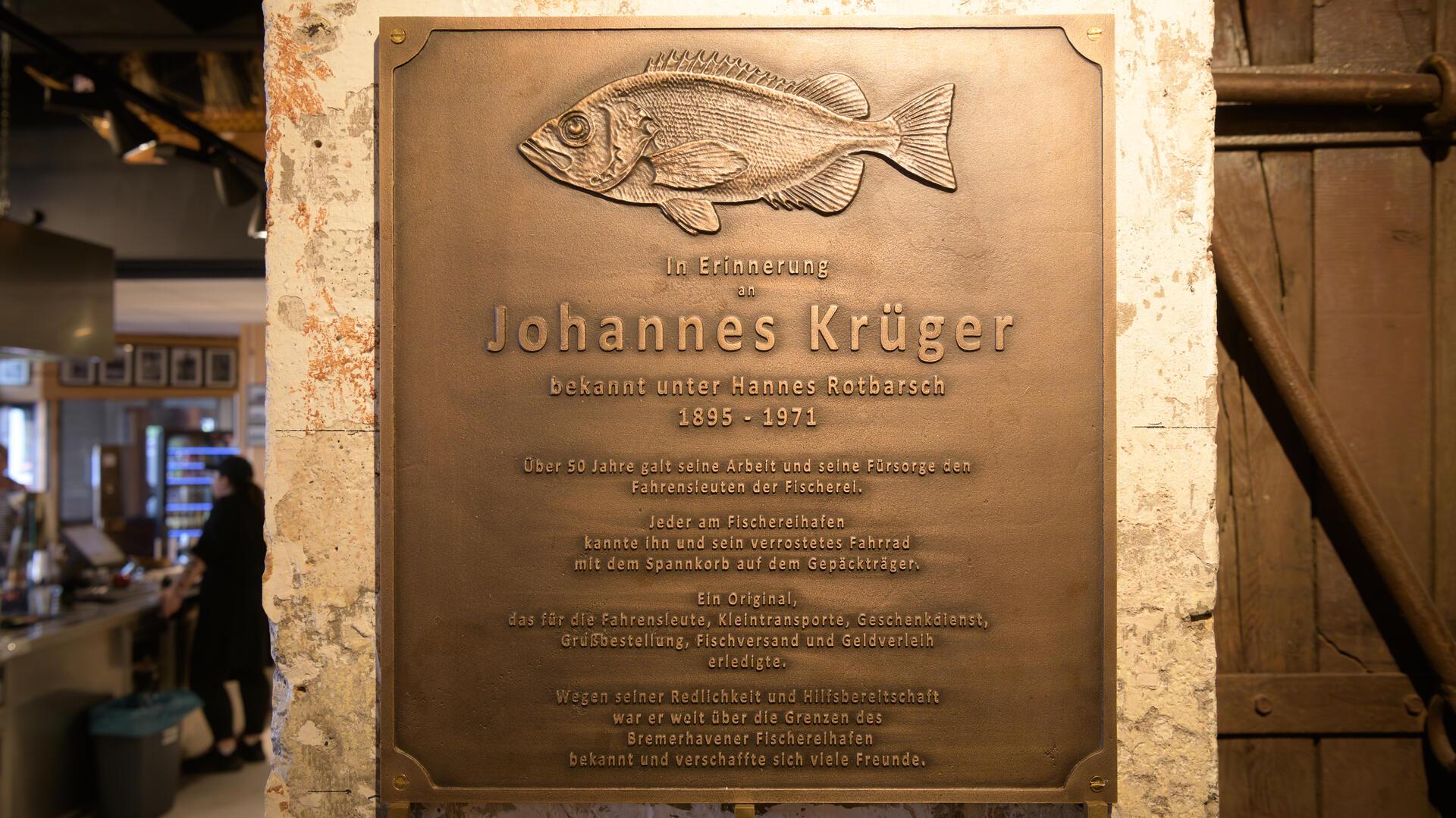 Die Plakette, die an "Hannes Rotbarsch" erinnert.