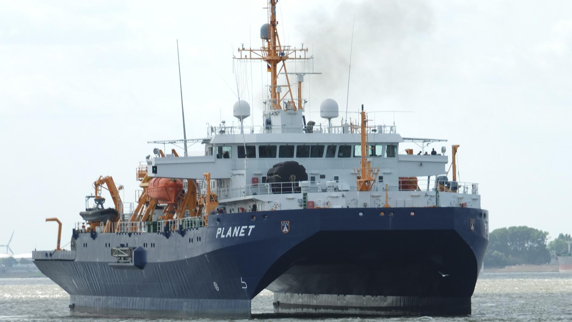 Die „Planet“ wird in Bremerhaven bei Bredo Dry Docks für eine lange Instandsetzung ins Dock IV gesetzt. Nach ihrem NATO-Einsatz in der Ägäis steht nun die technische Überholung des Spezialschiffs im Mittelpunkt.