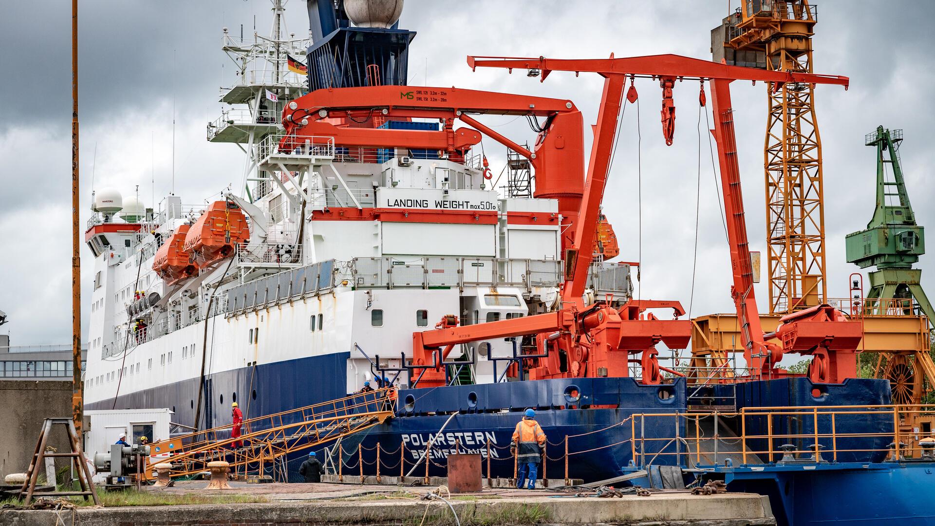 Schiff liegt im Dock.