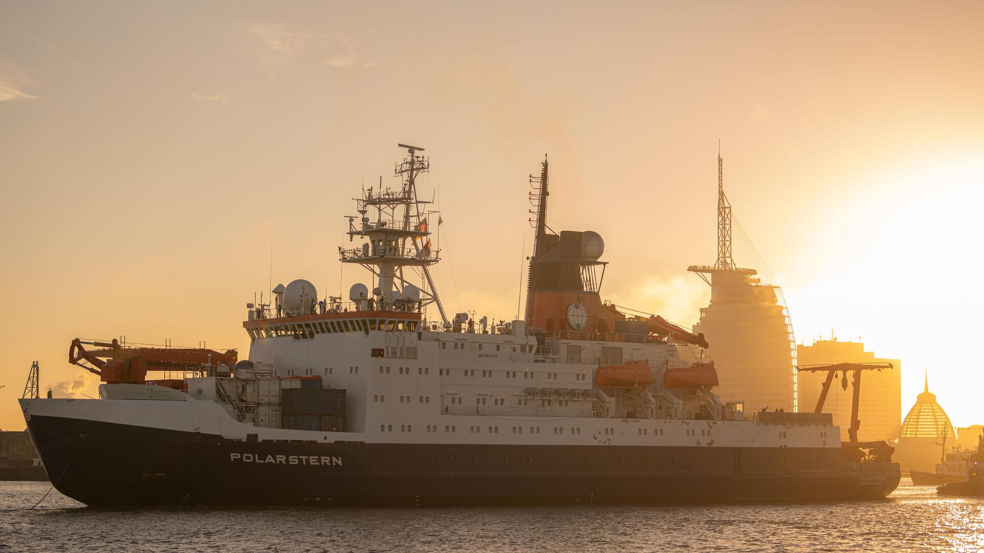 Forschungsschiff im Sonnenaufgang, Skyline Bremerhaven.