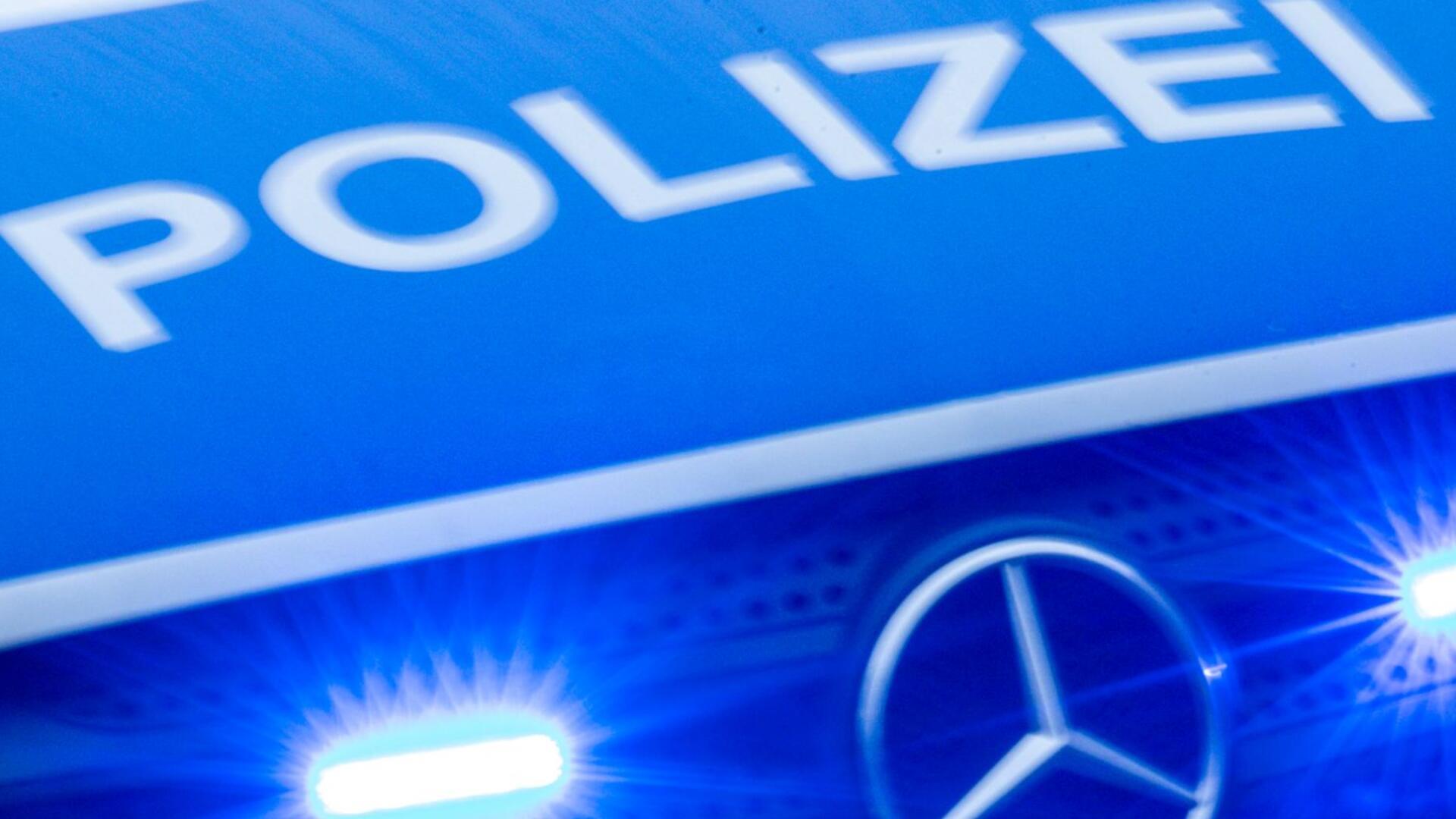 Ein Einsatzfahrzeug der Polizei fährt mit Blaulicht 