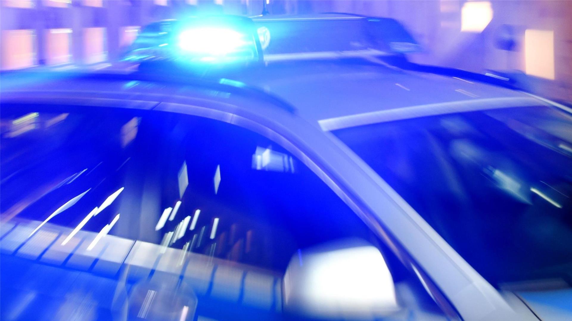 Blaulicht auf einem Fahrzeug.
