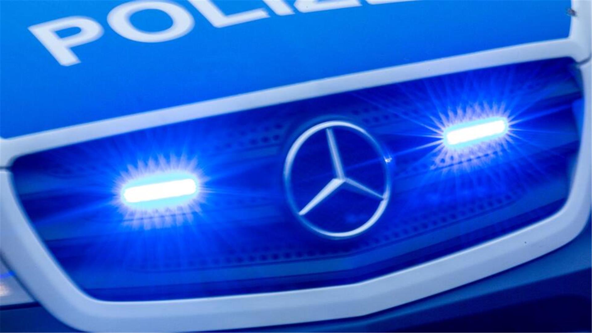 Ein Einsatzfahrzeug der Polizei fährt mit Blaulicht durch die Innenstadt.