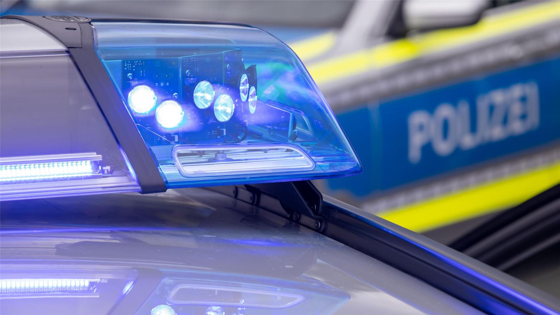 Ein Blaulicht auf dem Dach eines Polizeifahrzeugs.