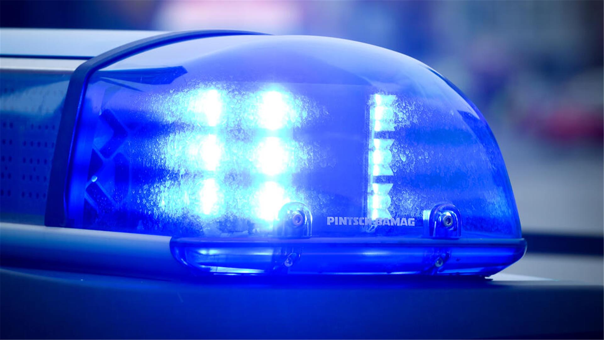 Das Blaulicht eines Einsatzfahrzeugs der Polizei
