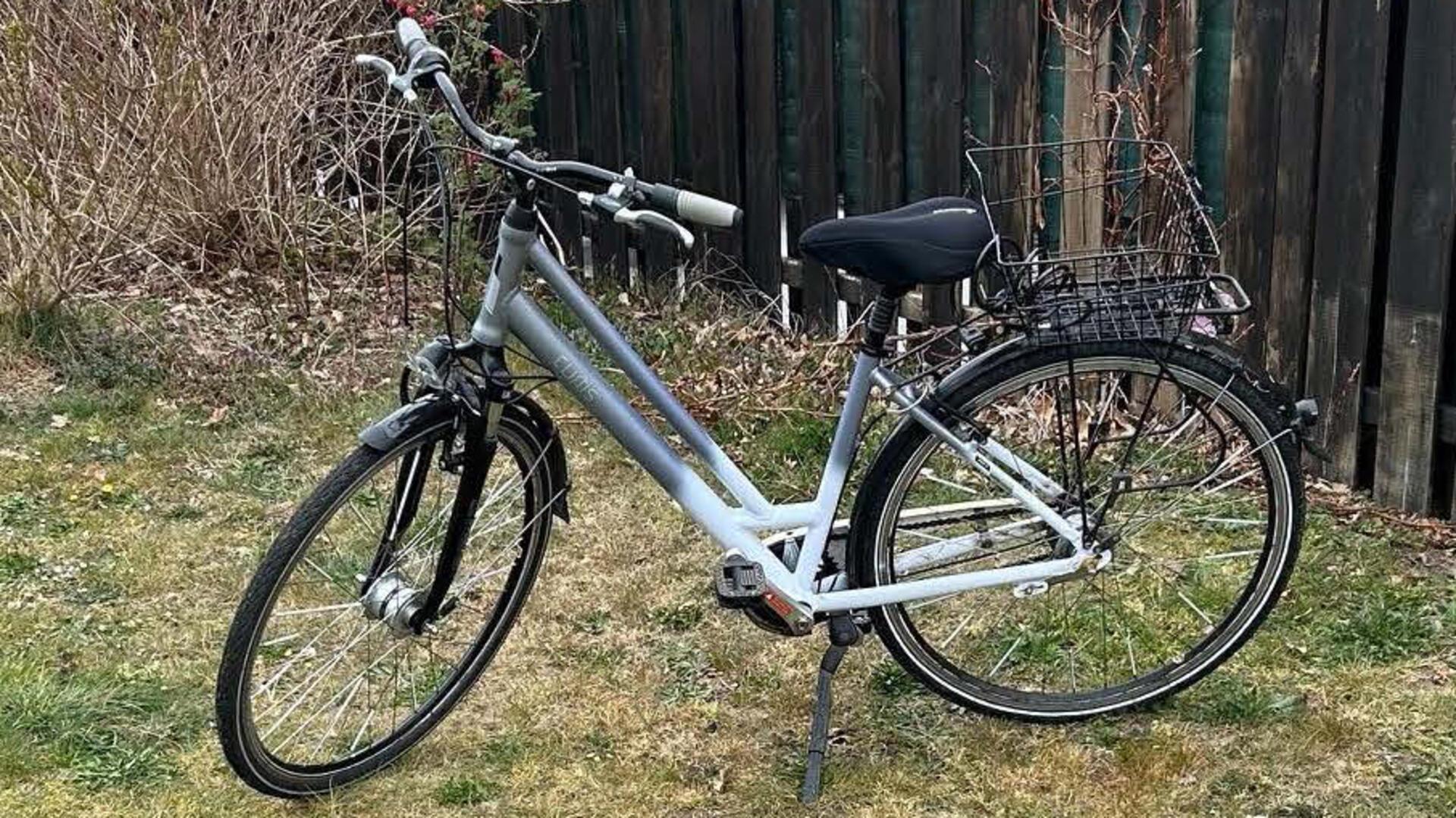 Ein Fahrrad vom Typ Lifestyle City der Marke Curtis mit schwarzem Korb.