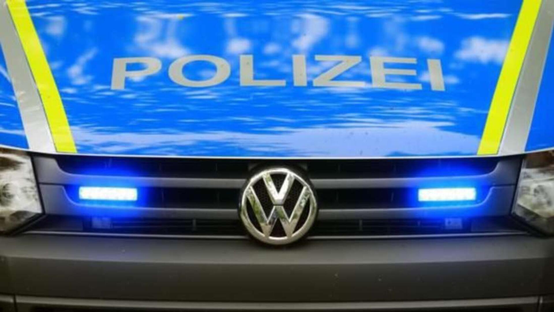 Streifenwagen-Front mit Blaulicht