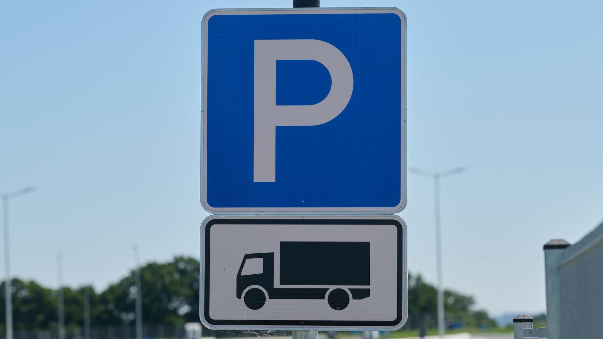Ein Schild «Parkplatz für LKW» ist auf einem Lkw-Parkplatz an einer Autobahn zu sehen.