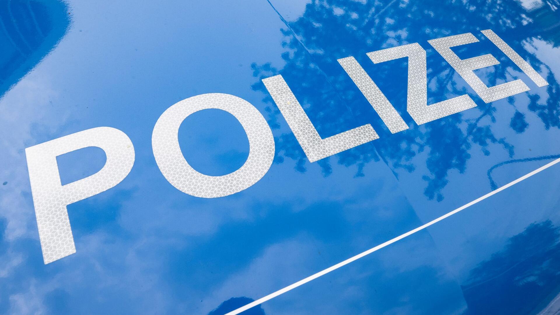 Der Schriftzug „Polizei“ ist auf einem Streifenwagen zu lesen.