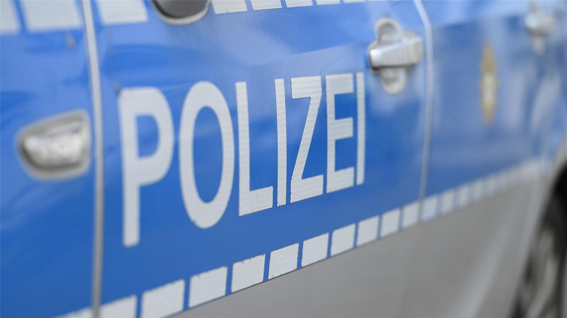 Der Schriftzug Polizei auf einem Fahrzeug.