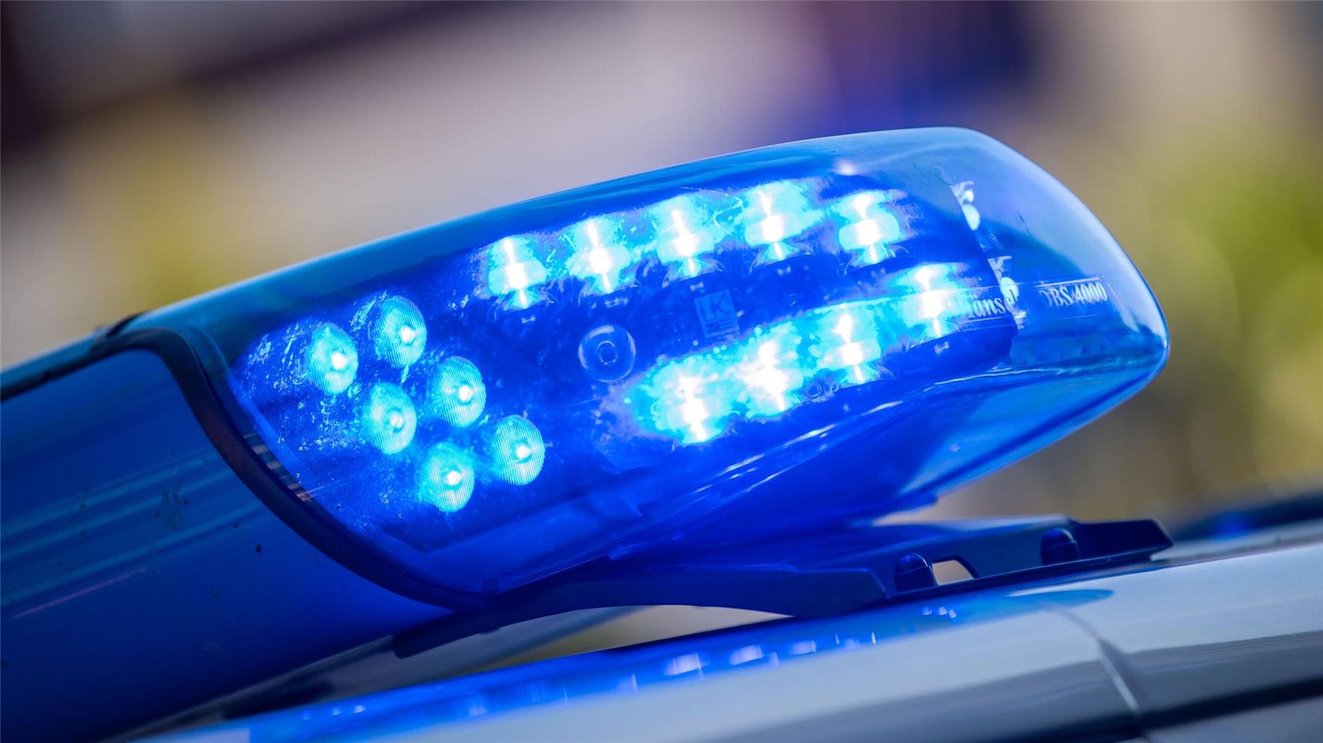 Ein Blaulicht ist auf dem Dach eines Polizeifahrzeugs zu sehen.