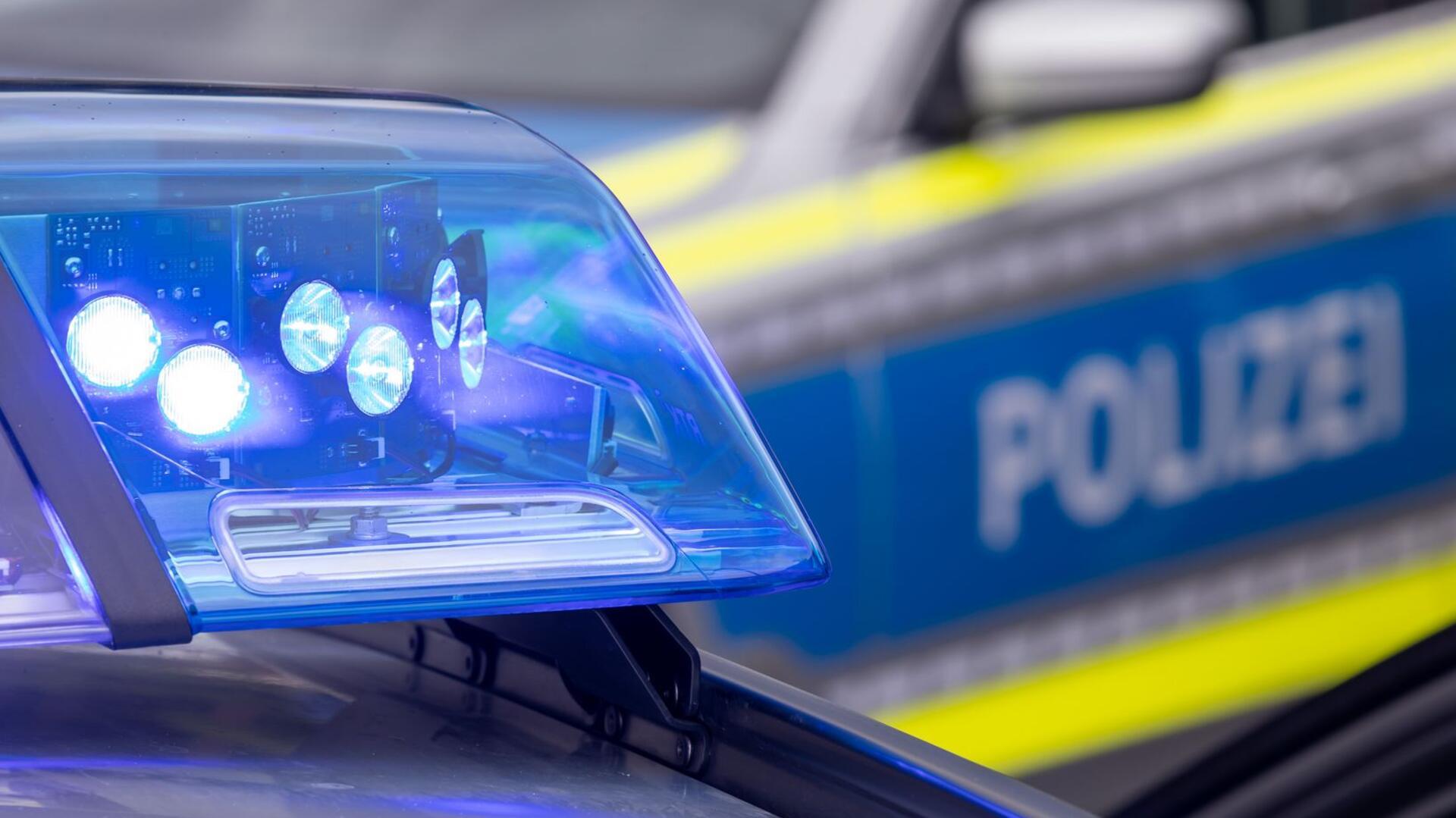 Ein Blaulicht auf dem Dach eines Polizeifahrzeugs.