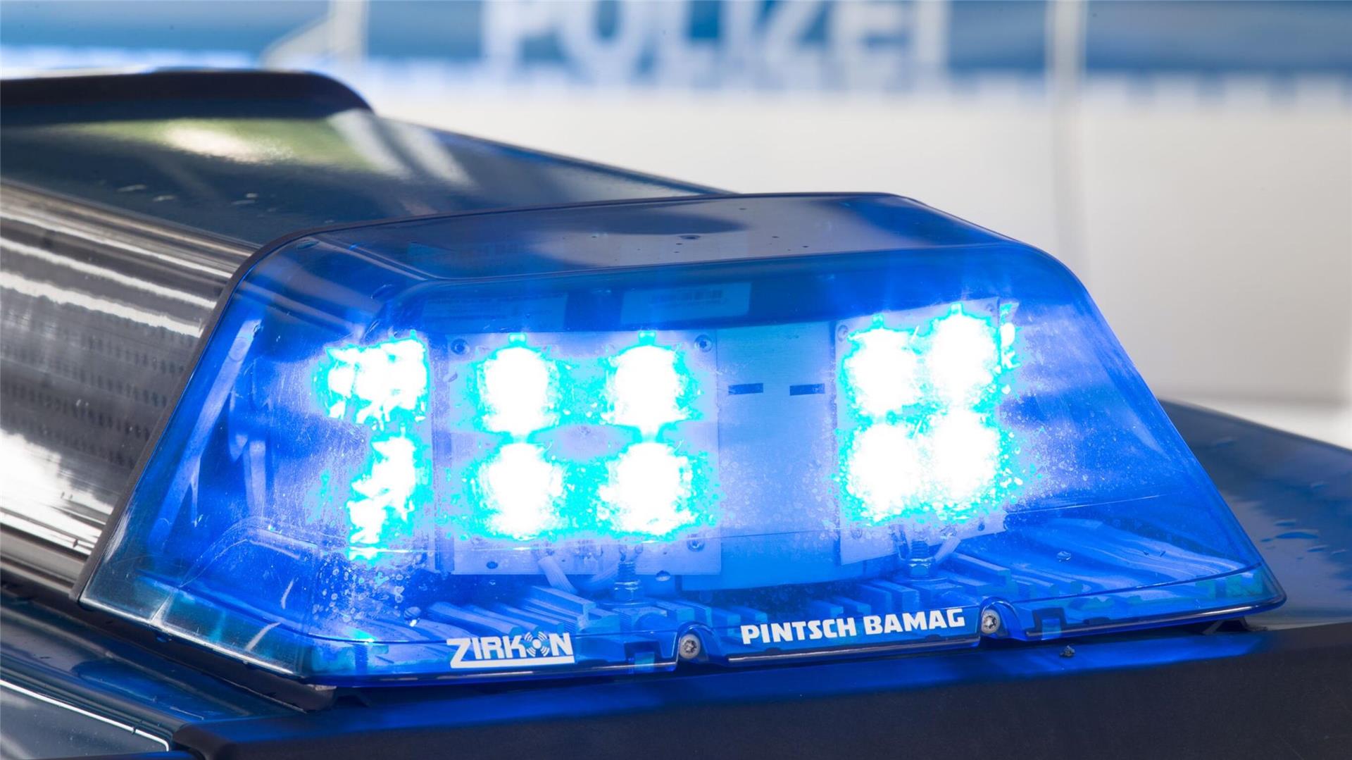 Ein Blaulicht leuchtet auf dem Dach eines Polizeiwagens. 