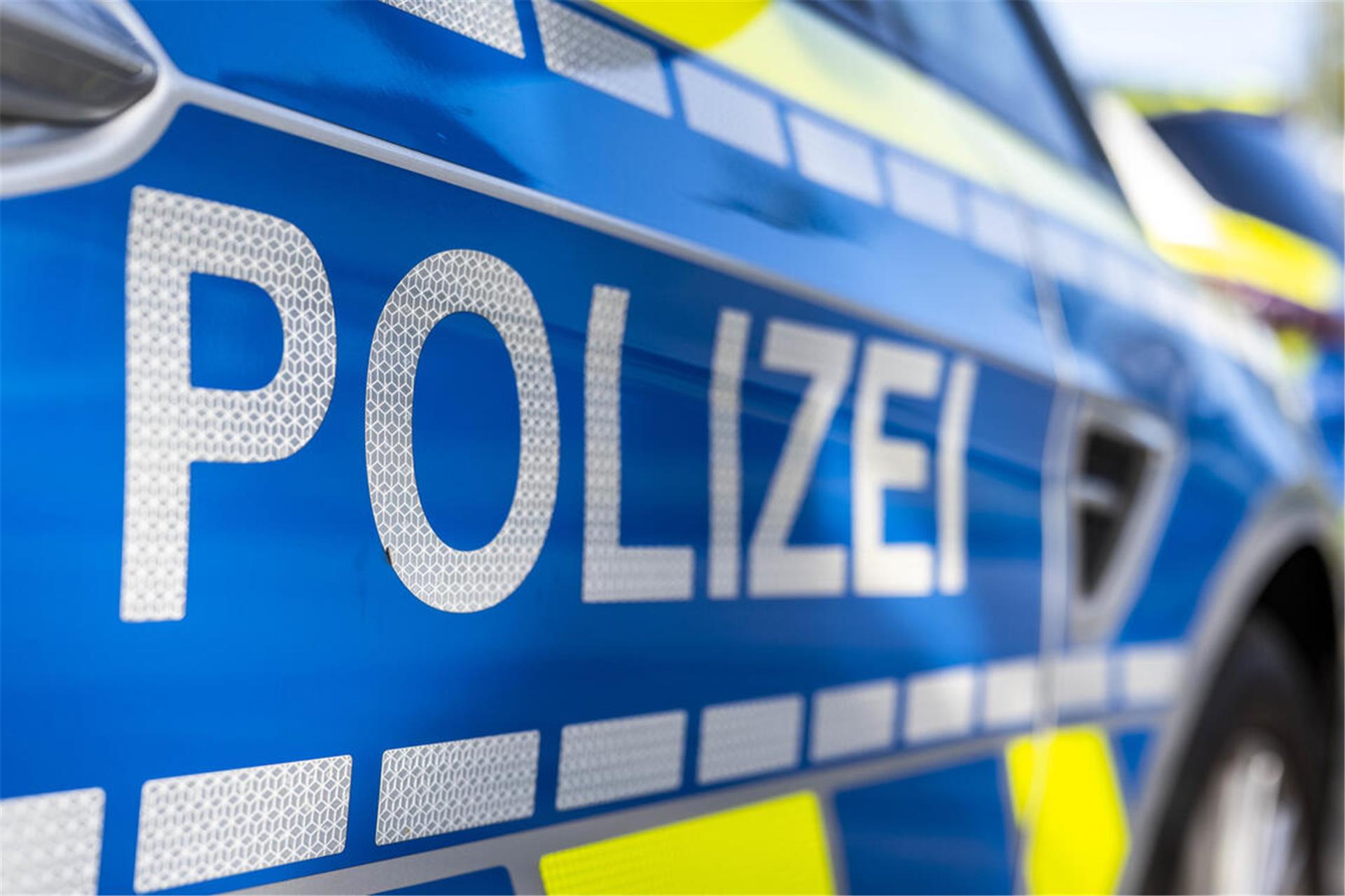An der Tür eines Streifenwagens steht der Schriftzug «Polizei».  Die Polizei kontrollierte einen 35-Jährigen, der ohne Beleuchtung mit einem Opel Corsa unterwegs war. Bei der Überprüfung stellte sich heraus, dass der Mann keine gültige Fahrerlaubnis besaß und zudem Sicherheitsausstattung im Fahrzeug fehlte.