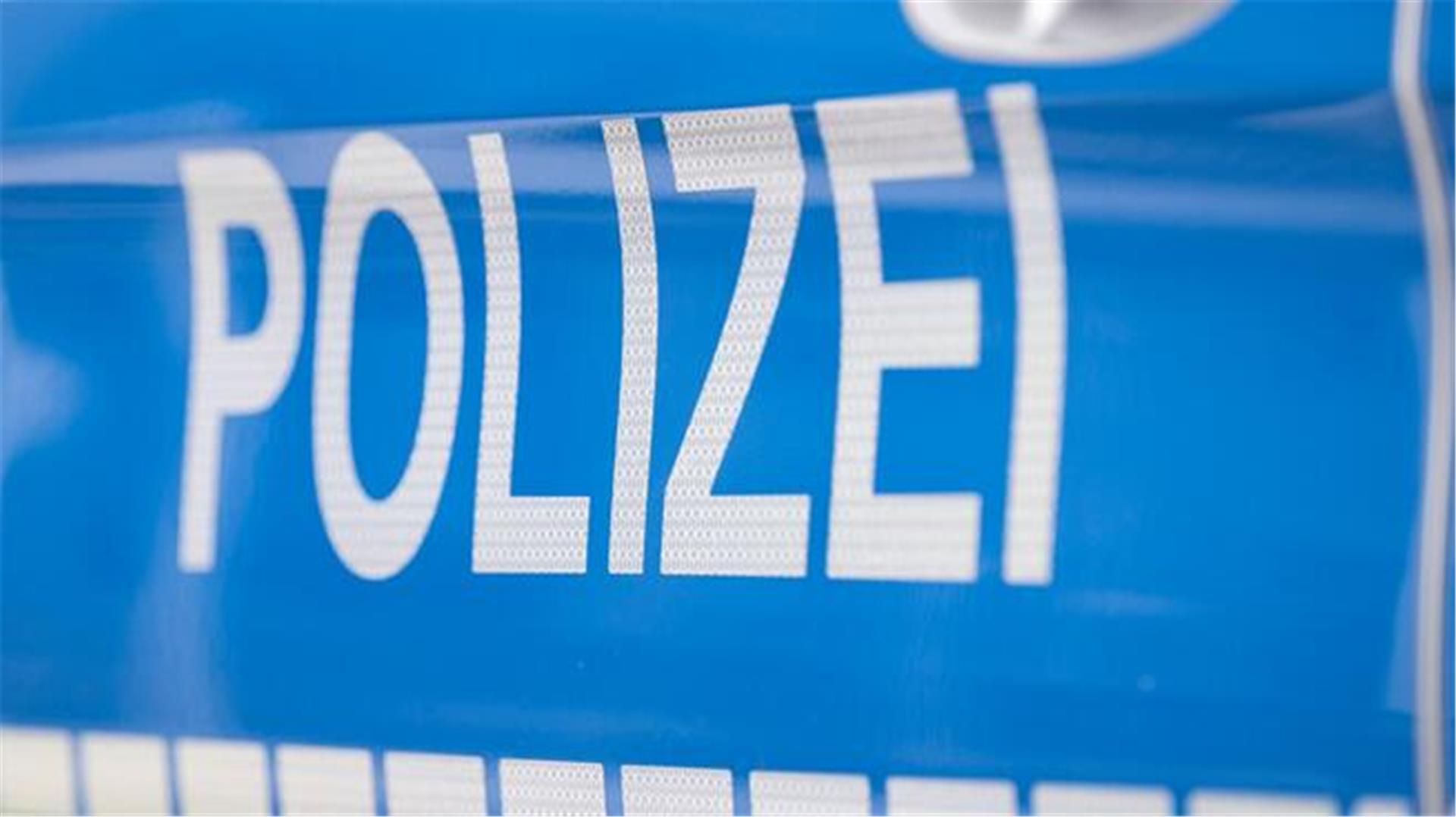 Der Schriftzug "Polizei" ist auf einem Streifenwagen zu lesen.
