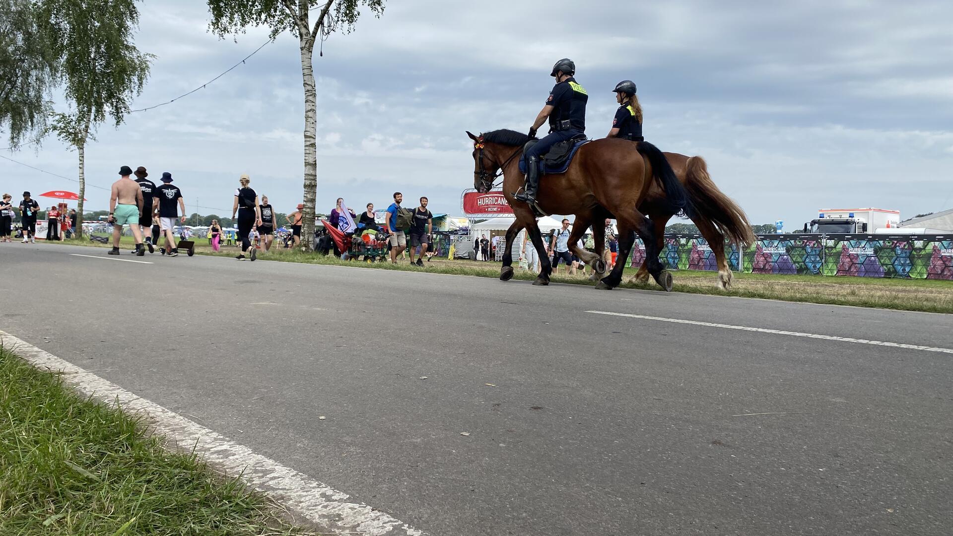 Erst Sonne, dann plötzlich Starkregen und Matsch: Der Hurricane-Freitag in Bildern Die Polizei sorgt mit Hilfe ihrer vierbeinigen Kollegen für Ordnung auf dem Hurricane-Gelände.
