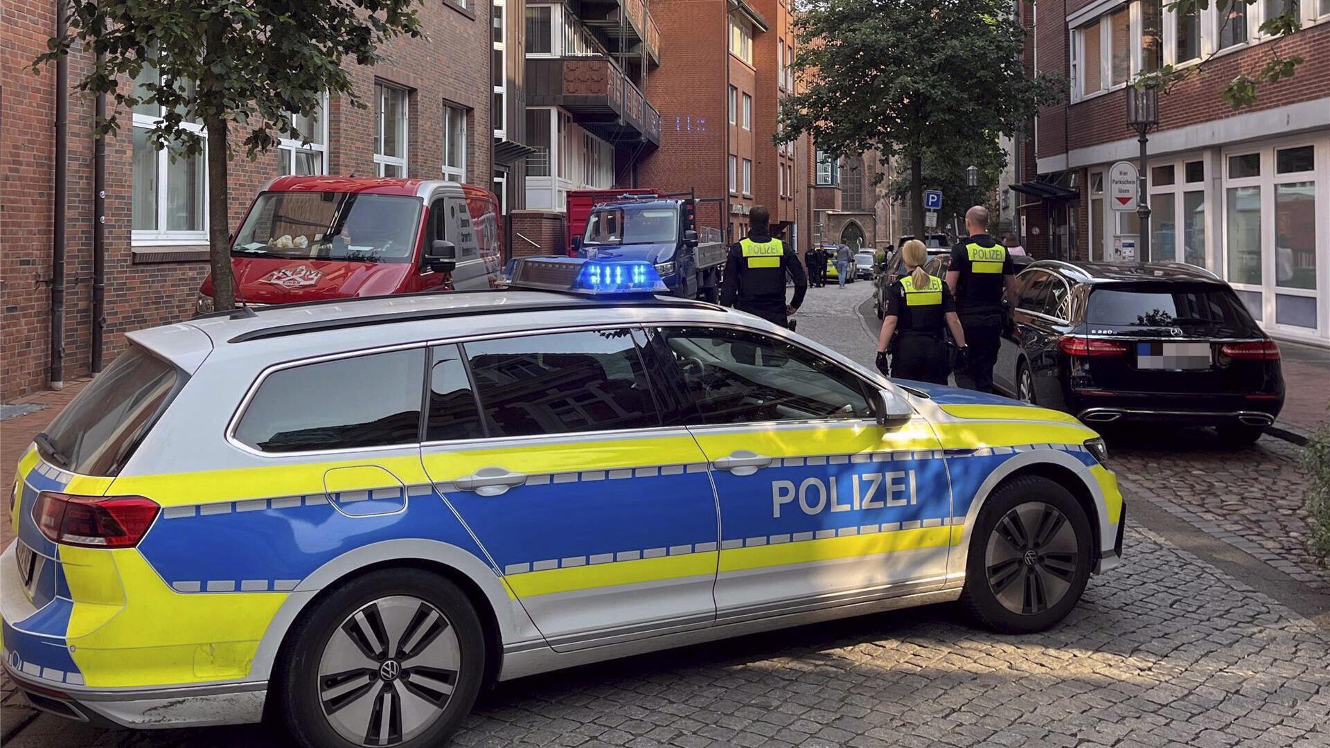 Die Polizei sperrt die Ritterstraße zu Beginn des 26. Verhandlungstages im Clan-Prozesses im Landgericht Stade ab. 