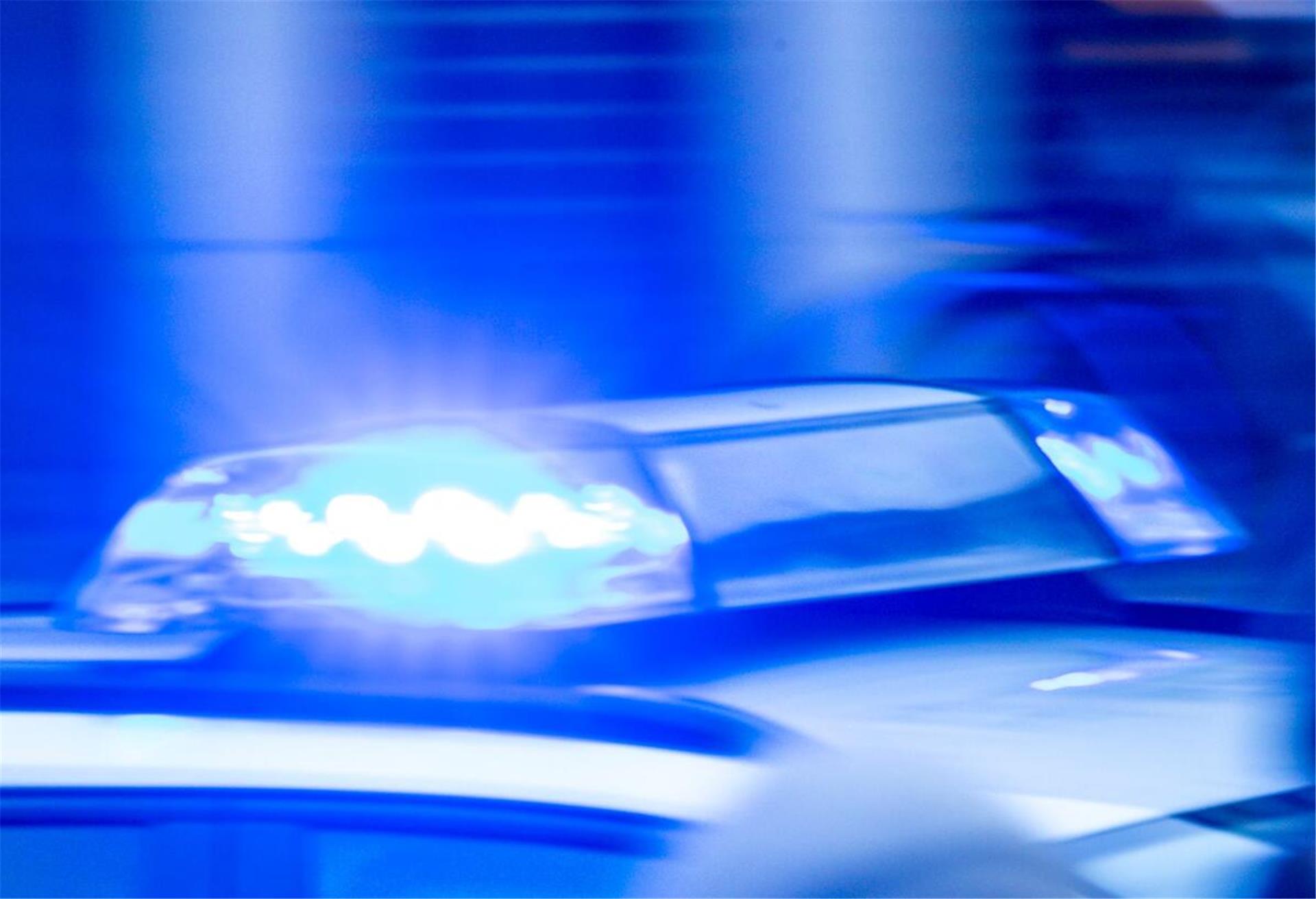  Ein Streifenwagen der Polizei ist mit Blaulicht im Einsatz. Die Polizei stellte den mutmaßlichen Einbrecher in einem leerstehenden Haus in Lehe.
