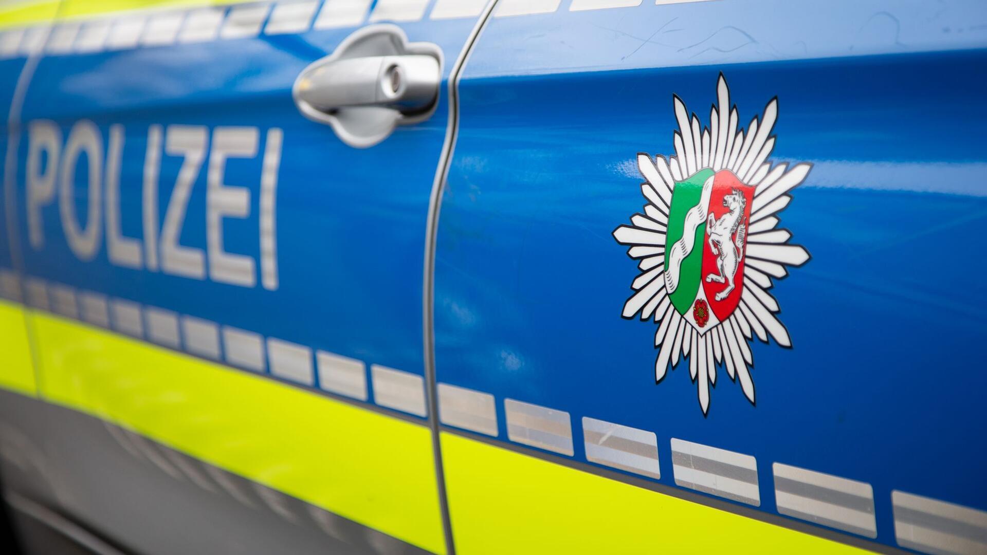 Das Wort Polizei und ein Wappen auf blauem Grund.