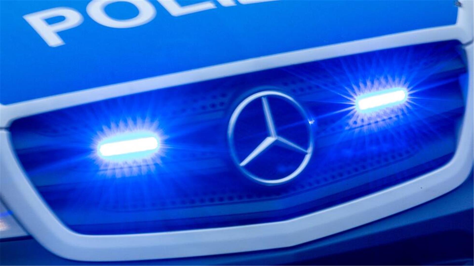  Ein Einsatzfahrzeug der Polizei fährt mit Blaulicht durch die Innenstadt. 