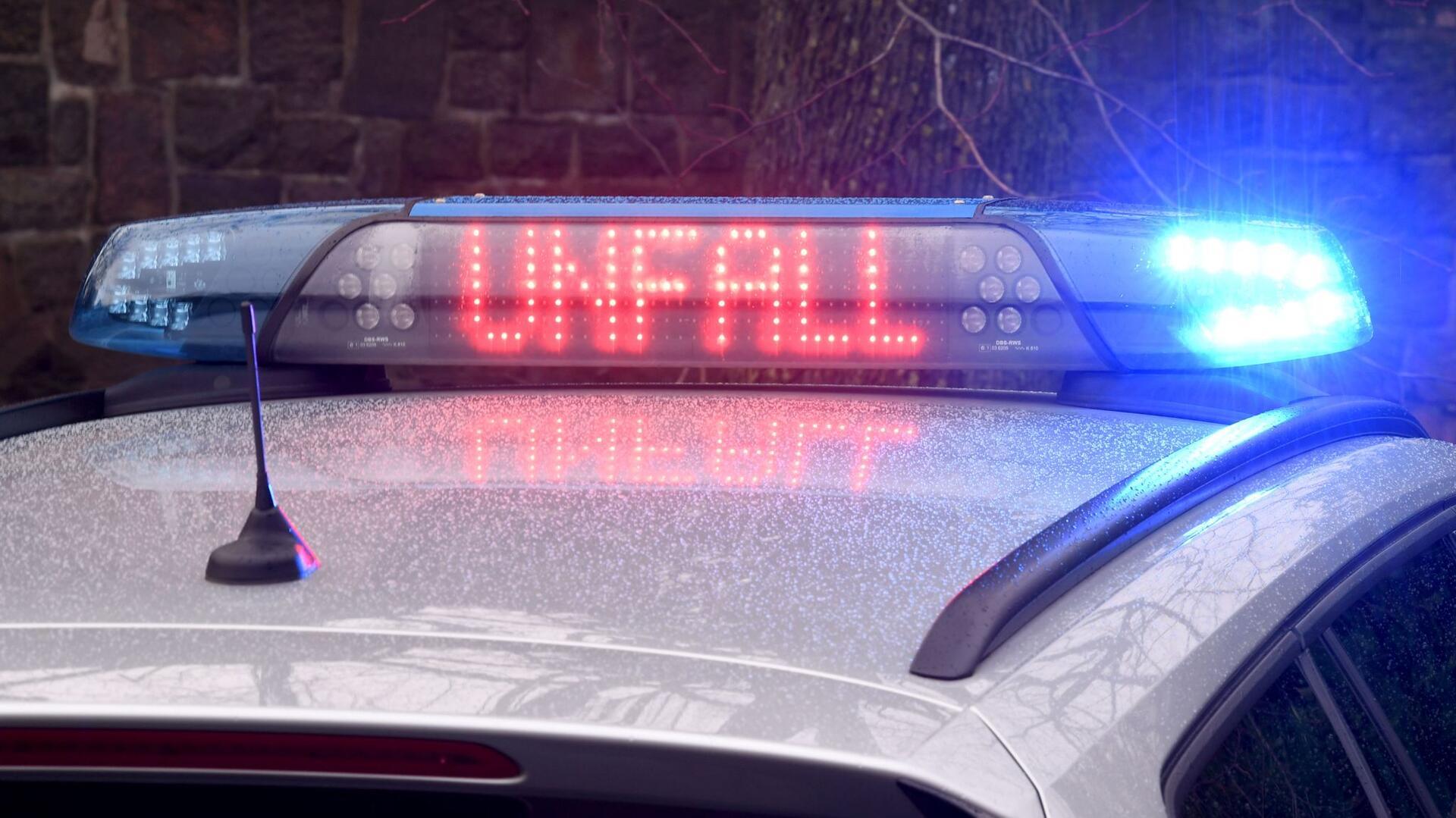 Die Leuchtschrift «Unfall» ist auf dem Dach eines Streifenwagens zu sehen