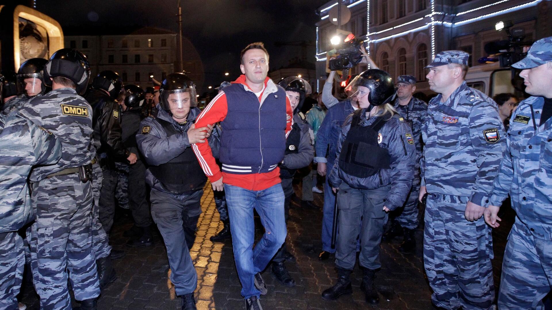 Die Polizei verhaftet Alexej Nawalny (M) mehrmals während Protesten - hier einen Tag nach Putins Amtseinführung 2012.
