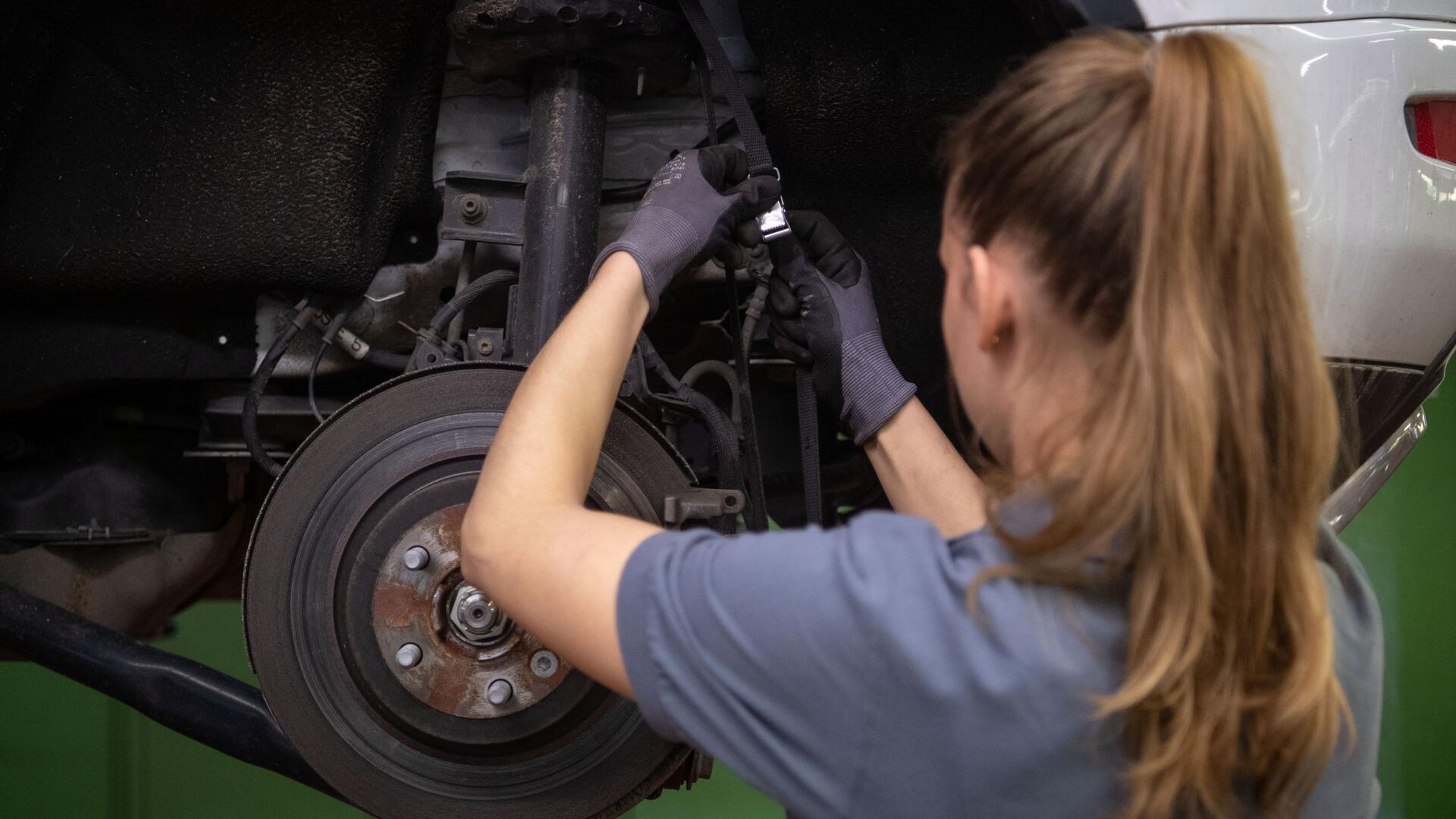 Die Preise für Ersatzteilteile steigen in den Kfz-Werkstätten.