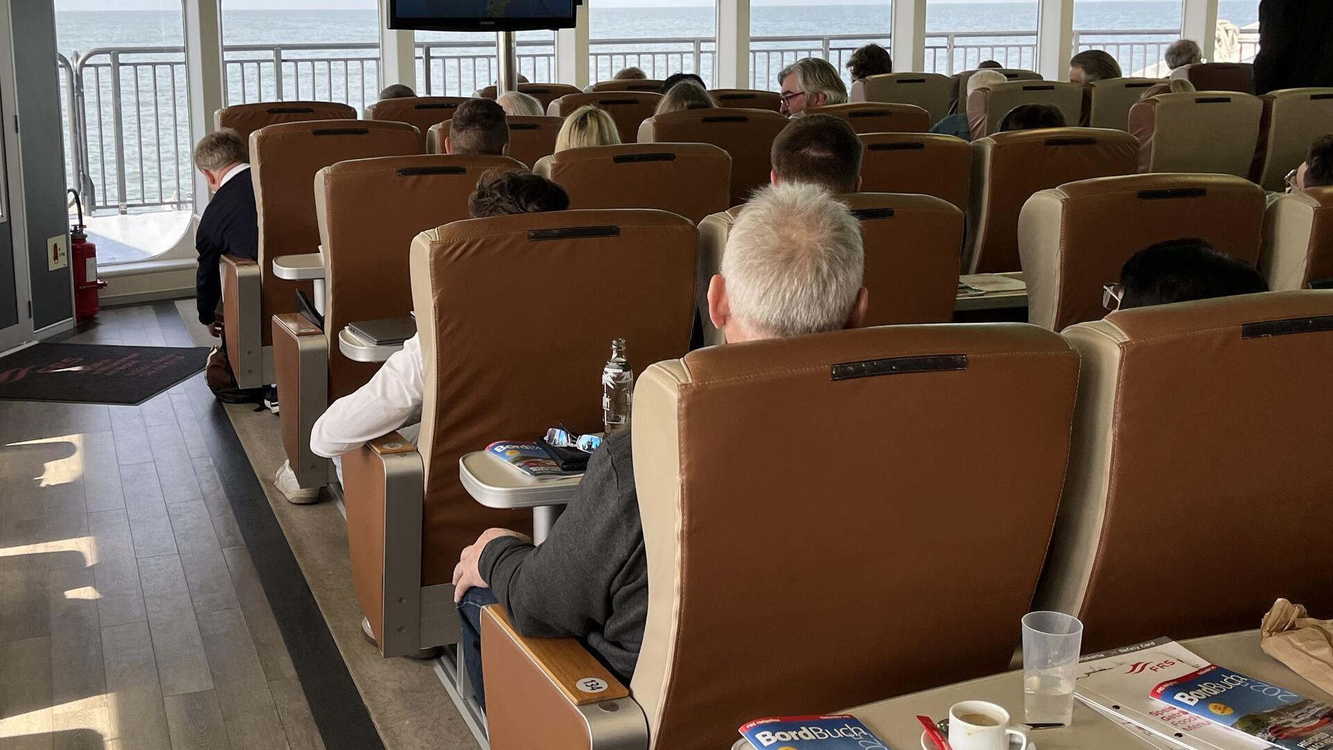Der Halunder Jet im Test: 7 Unterschiede zur Fahrt mit dem Seebäderschiff. Wie im Flugzeug sitzt man im Katamaran auf verschiedenen Decks. Je teuer, desto komfortabler.