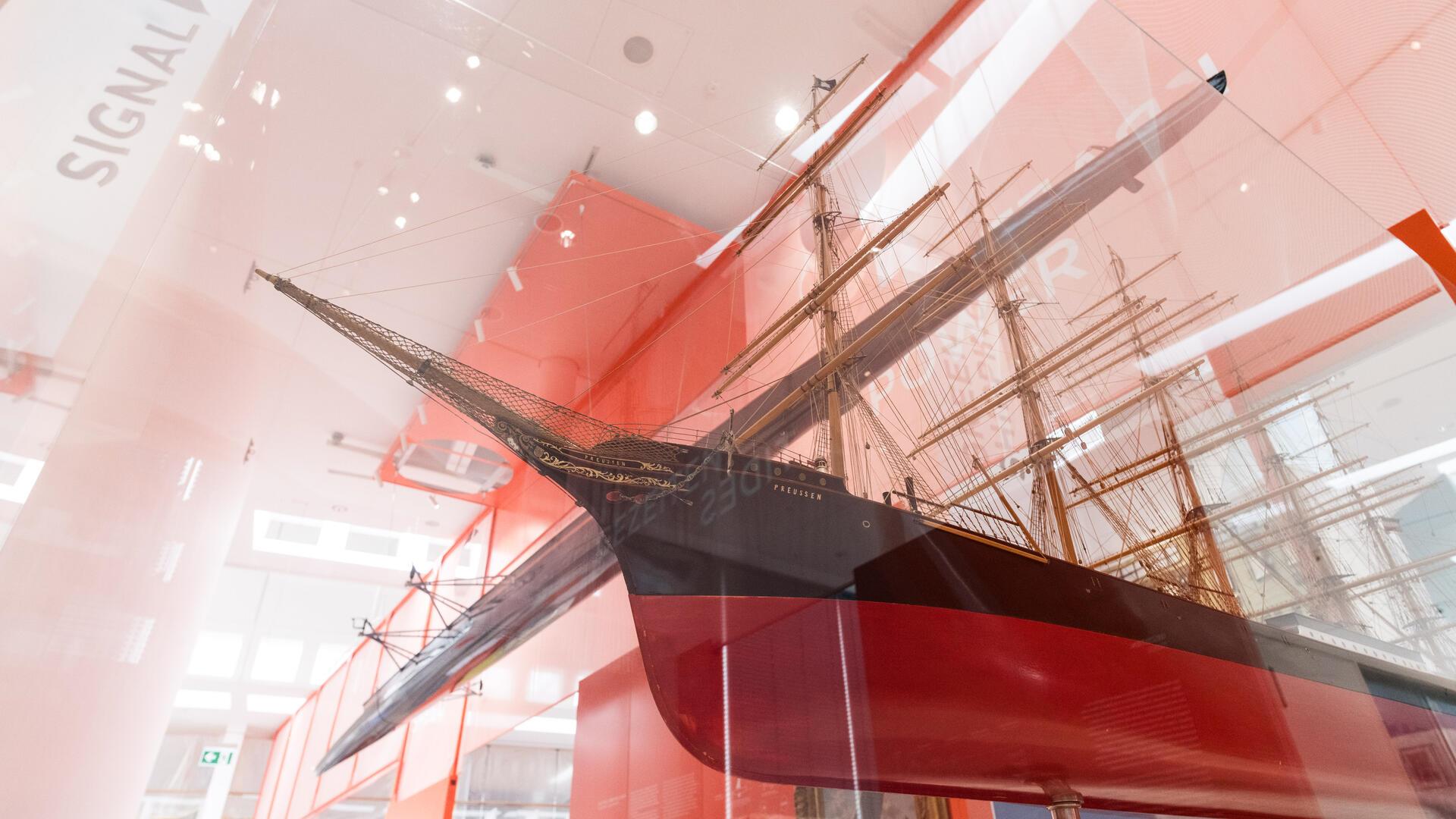 Segelschiff in Vitrine.