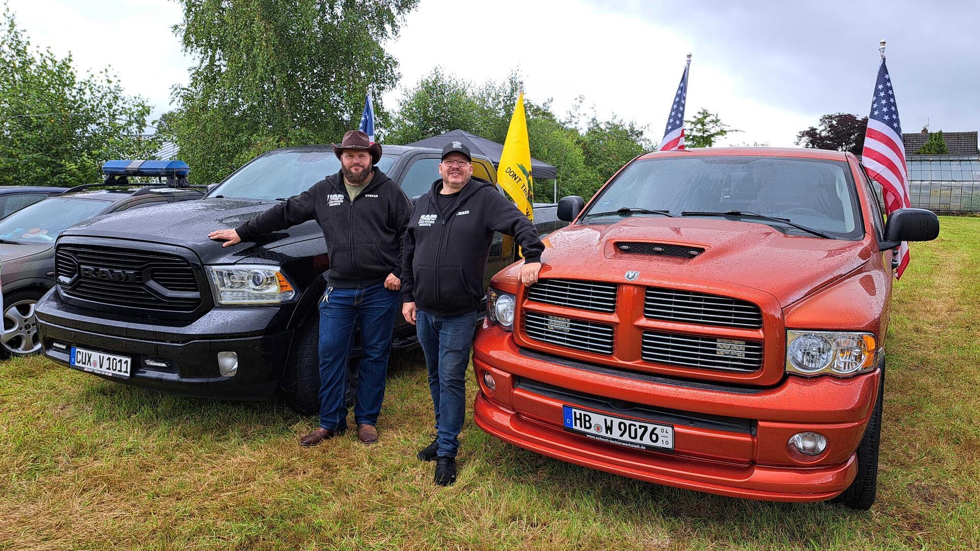 Die Ram RAM Crew Elbe-Weser-Dreieck: Stefan Bothmann (l.) und Chris Witzke mit ihren XXL-Trucks.