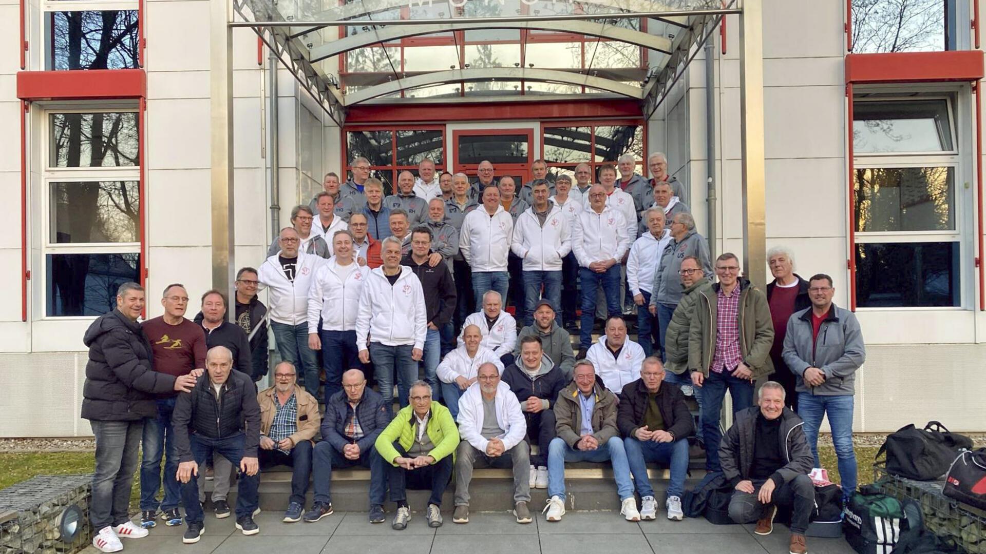 Die Reisegruppe aus dem Norden vor der Geschäftsstelle des FC Bayern München in der Säbener Straße.
