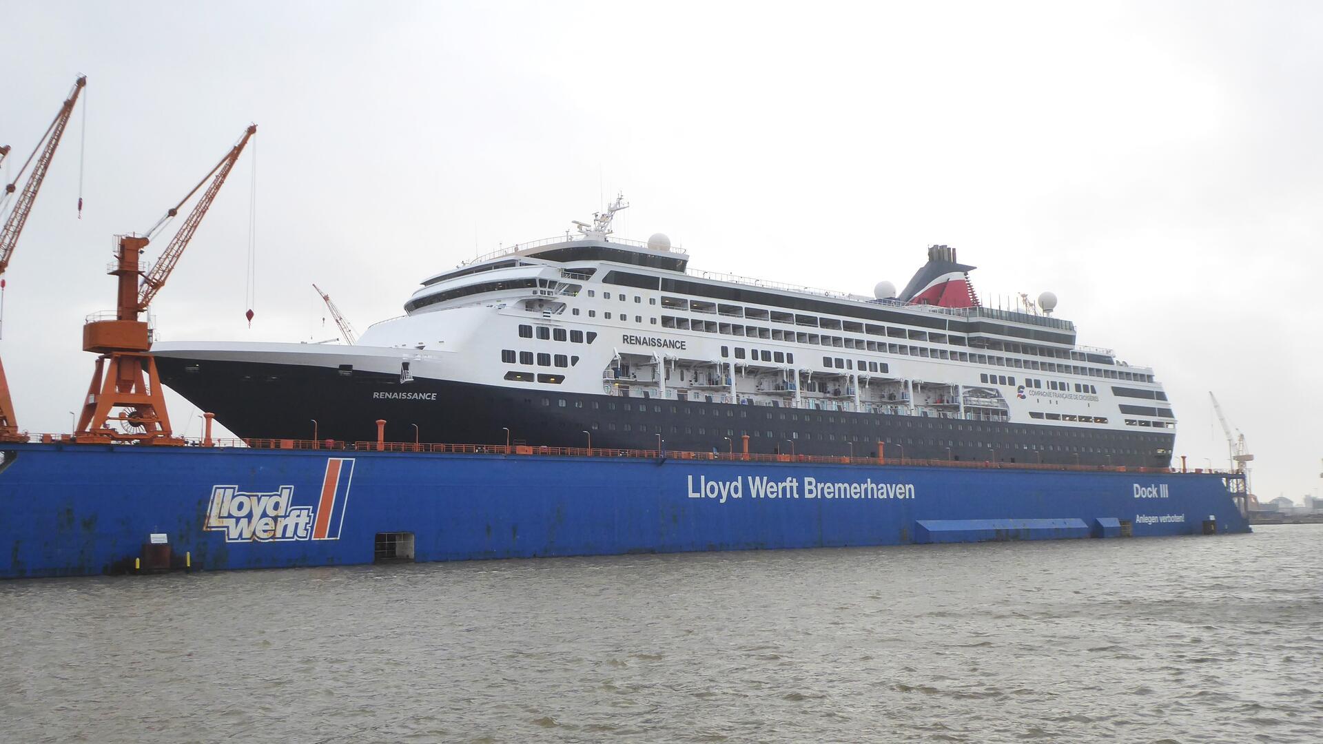 Ein Kreuzfahrtschiff liegt in einem Schwimmdock.