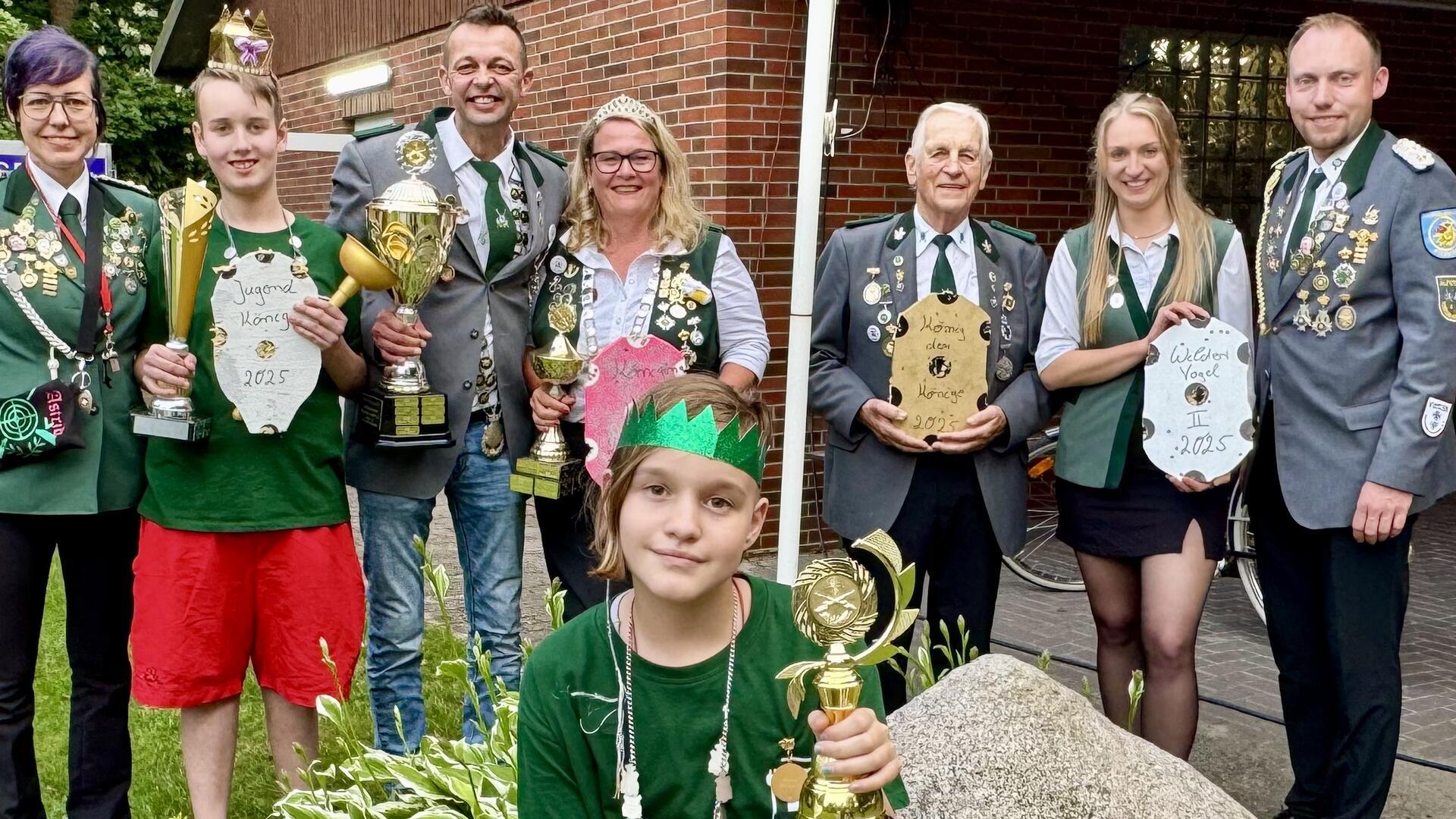 Eine Gruppe Schützen hat sich zum Foto aufgestellt