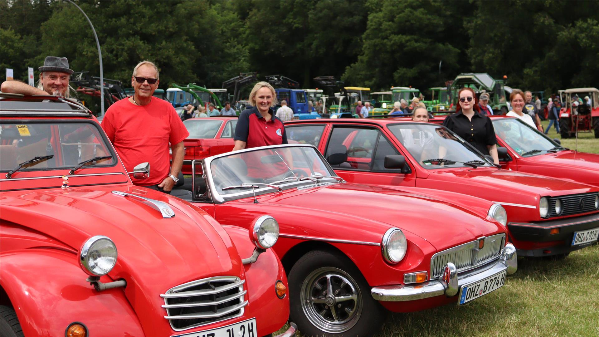 Rote Oldtimer in Reihe