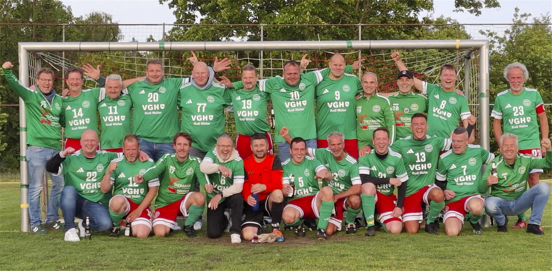 Die S40-Fußballer des Bremervörder SC feiern die Meisterschaft in der Kreisliga Nord. Im letzten Spiel gegen die SG Hesedorf/Bevern siegte das Team zum Abschluss mit 7:0. Bilanz aus 14 Partien: zehn Siege, drei Remis und nur eine Niederlage.