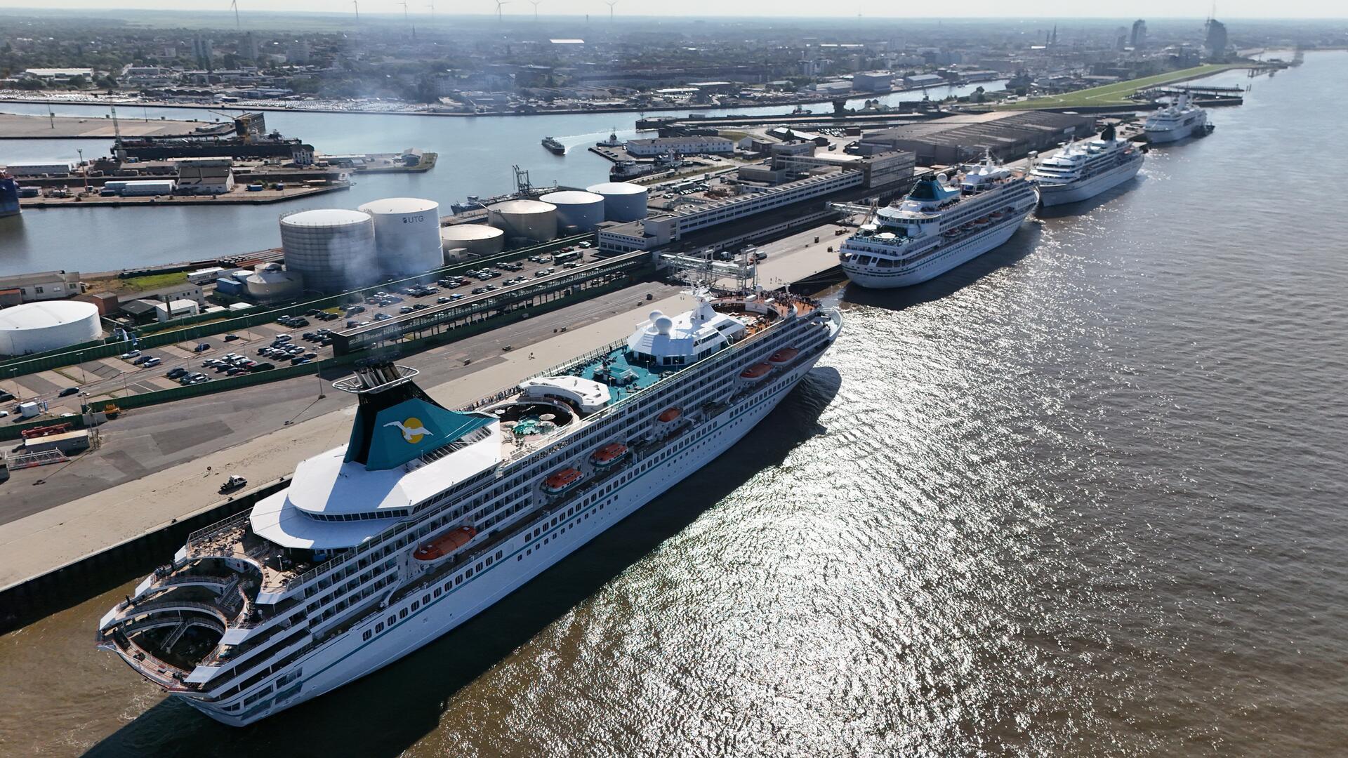 Die Phoenix-Flotte hat in Reihe an der Columbuskaje in Bremerhaven während der Sail 2025 festgemacht.