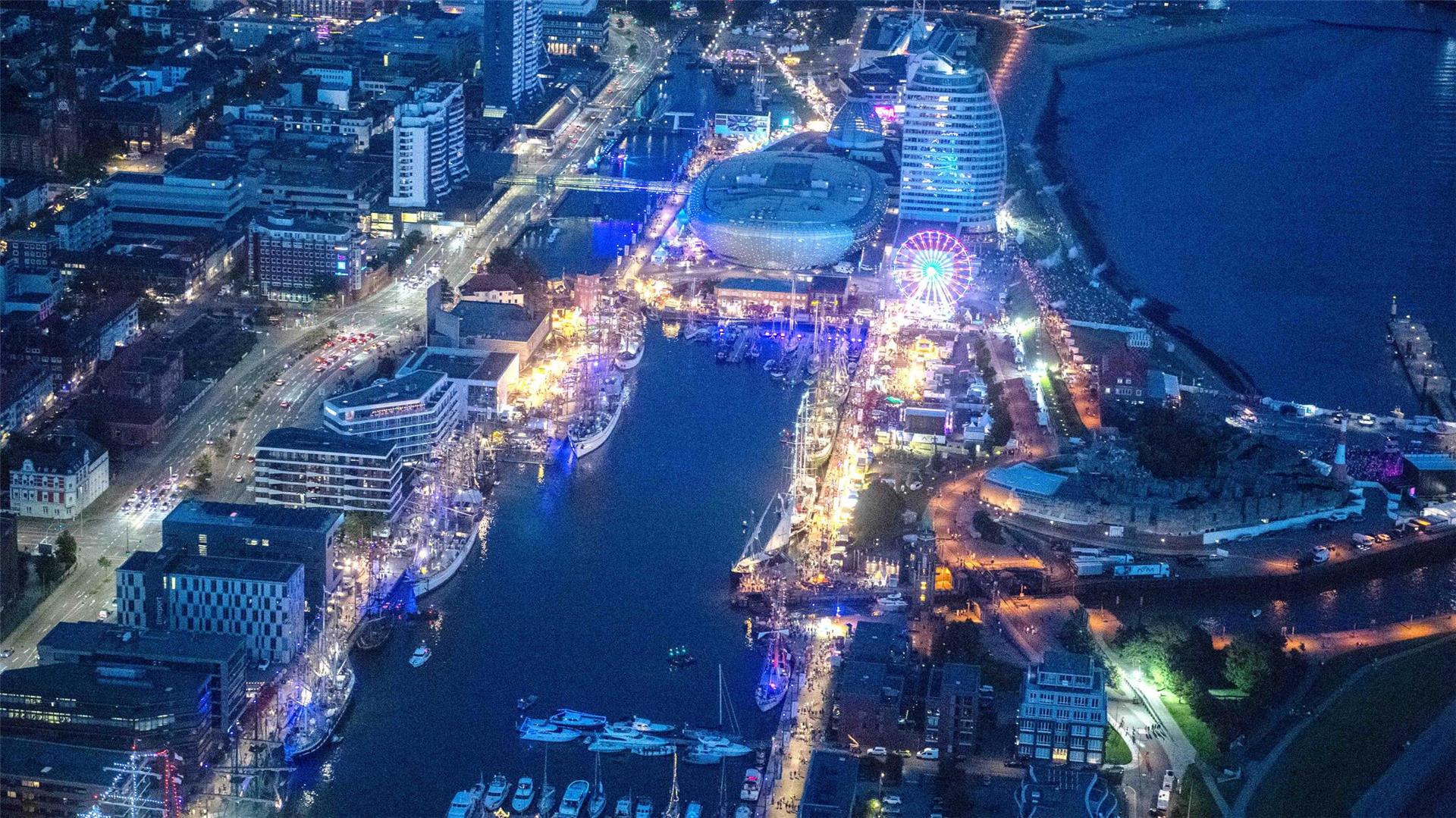 So schön ist Bremerhaven. Die Seestadt von oben während der Sail. 