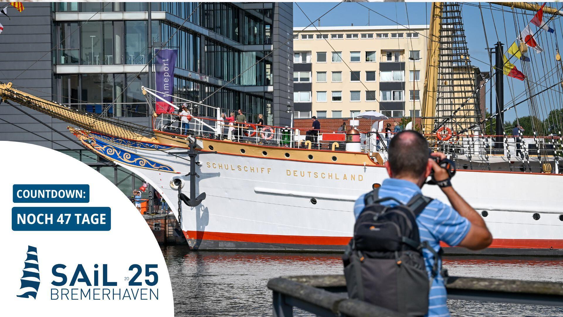 Ein Mann fotografiert ein Schiff.